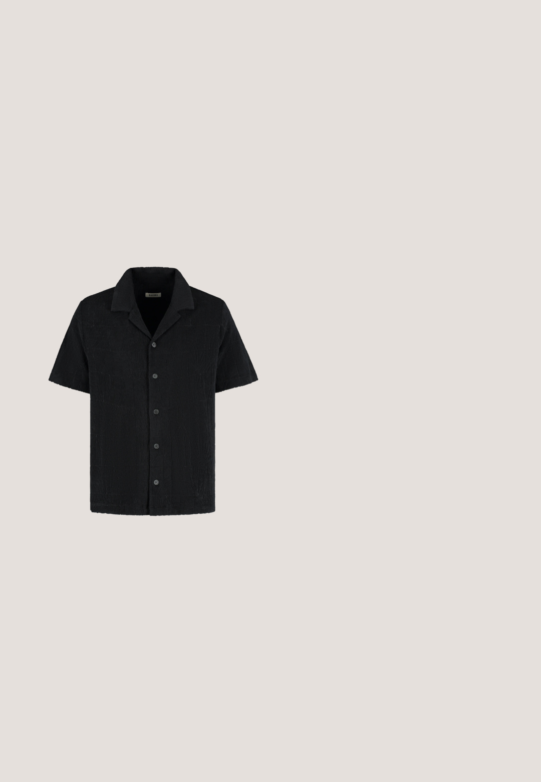 Zwart T-shirt met korte mouwen, gemaakt van gestructureerde stof, met een camp collar en een sluiting aan de voorkant met vijf knopen.; Zwarte shorts van textuurstof met een elastische tailleband en een trekkoord. Het ontwerp heeft een subtiel reliëfpatroon.; Zwarte flip-flops gemaakt van glad materiaal, met een tanga-stijl band, een gestructureerde voetbed en een geperst logo op de zool.; Zwarte ronde zonnebril met donkere lenzen. Gemaakt van plastic met een gladde afwerking. Verkent metalen accenten op de armen, waarop de merknaam staat weergegeven.; Rechthoekige zwarte leren heuptas met voorvak met ritssluiting en verstelbare band met goudkleurige gesp.; Zwarte ketting met meerdere strengen, voorzien van een centraal accent van kleine schijfjes in verschillende tinten en een verlengketting voor verstelbaarheid.