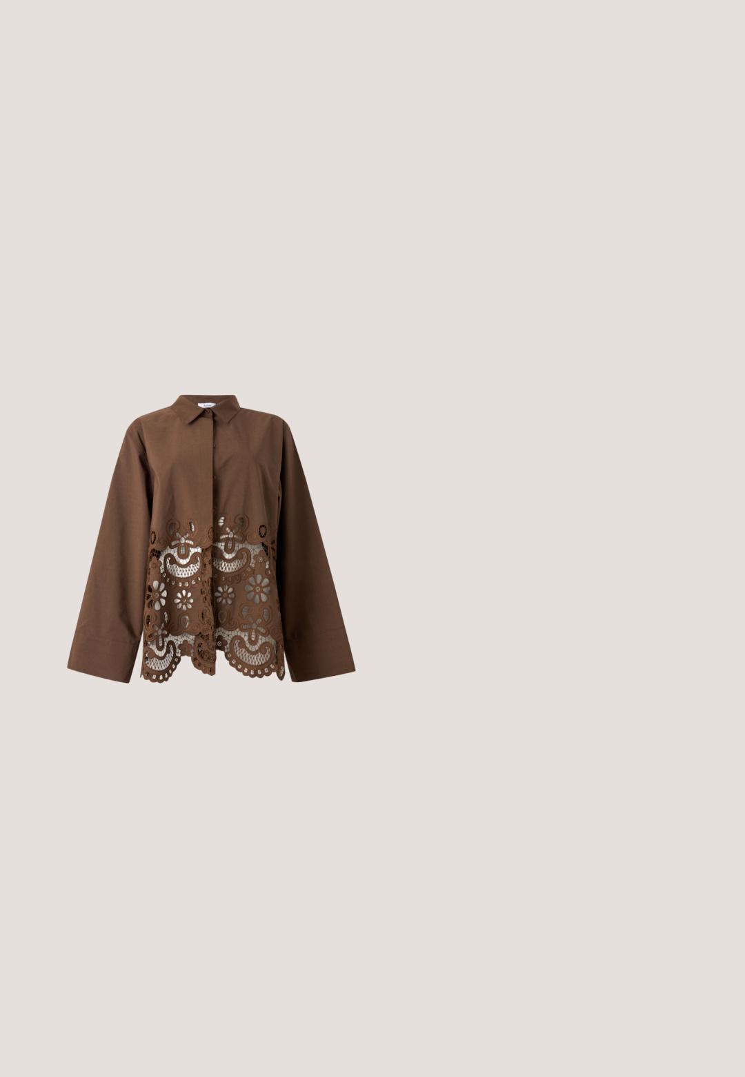 Braunes Langarmhemd mit Kragen und Knopfleiste vorne, mit aufwändigem floralen Spitzen-Design entlang der unteren Hälfte und des Saums.; Beige Shorts mit schwarzen botanischen und Vintage-Skizzen, darunter Blumen, Blätter, Insekt, Schneckengehäuse und Schere, mit elastischem Bund und Kordelzug.; Cremefarbener Leder-slipper mit spitzem Vorderteil, gerafftem Detail an der Vorderseite und einem kurzen Blockabsatz.; Schildpatt-Sonnenbrille im Cat-Eye-Design. Braune Gläser, schlanke Bügel und glänzende Oberfläche. Auffälliges Markenlogo am Arm.; Beige-farbene Leder-Clutch mit einem festen oberen Rahmen und einem Handgelenkriemen, präsentiert vor einem schlichten hellen Hintergrund.; Dünnes, silbernes, offenes Armreif mit einer kleinen silbernen Blume an einem Ende und einer weißen runden Perle am anderen Ende.