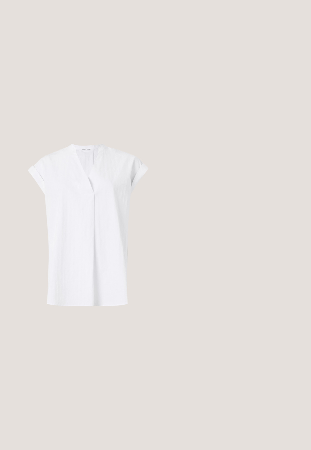 Haut blanc à manches courtes avec un décolleté en V, featuring pleats à l'avant et un tissu léger et texturé. Style minimaliste et contemporain.; Pantalons larges beiges en tissu tissé léger, avec une taille haute, fermeture à bouton unique à l'avant et une texture subtile.; Mules à talons hauts beiges avec un design de bride en cuir torsadé, bout ouvert et motif de logo en relief. Le talon présente un détail d'embout noir.; Tommy Hilfiger Lunettes de soleil - havana; Sac à main rectangulaire de couleur crème avec une seule sangle et une fermeture éclair sur le dessus, comportant une petite plaque de logo embossé à l'avant.; BOSS DOUBLE B SWING - Boucles d'oreilles - gold-coloured
