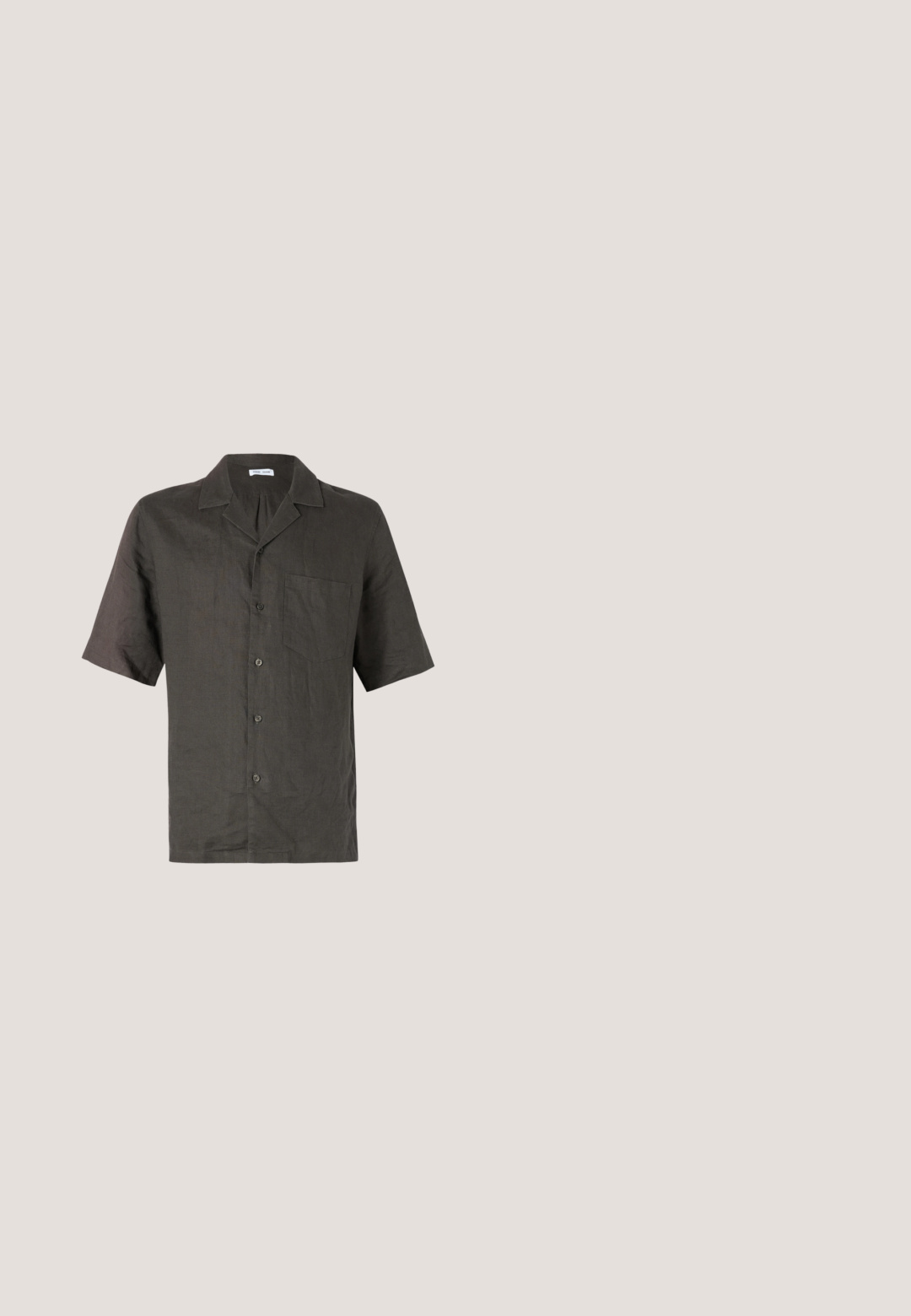 Kurzärmliges, collared Hemd aus dunkelgrauem Leinen mit einer Brusttasche und vorderem Knopfverschluss. Glatte Textur, lockerer Schnitt.; Beige lässige Shorts mit elastischem Bund und weißem Kordelzug, aus leichtem Stoff, geeignet für warmes Wetter.; Weiß-beige Sneakers mit einem Design aus Wildleder und Leder, rundem Emblem und einer durchsichtigen Gummisohle. Dezente stitching Details.; Braun getönte quadratische Sonnenbrille mit dunklen Kunststoffrahmen und silbernen Akzenten an den Bügeln. Glatte Textur mit glänzendem Finish.; Geflochtener Lederarmband in Schwarz und Braun, mit einem silbernen Karabinerverschluss und einem dekorativen farbigen Ringdetail.; Gewebter olivgrüner Gürtel mit silberner Schnalle und braunen Lederakzenten, einschließlich eines aufgenähten Logo-Patches am Ende.