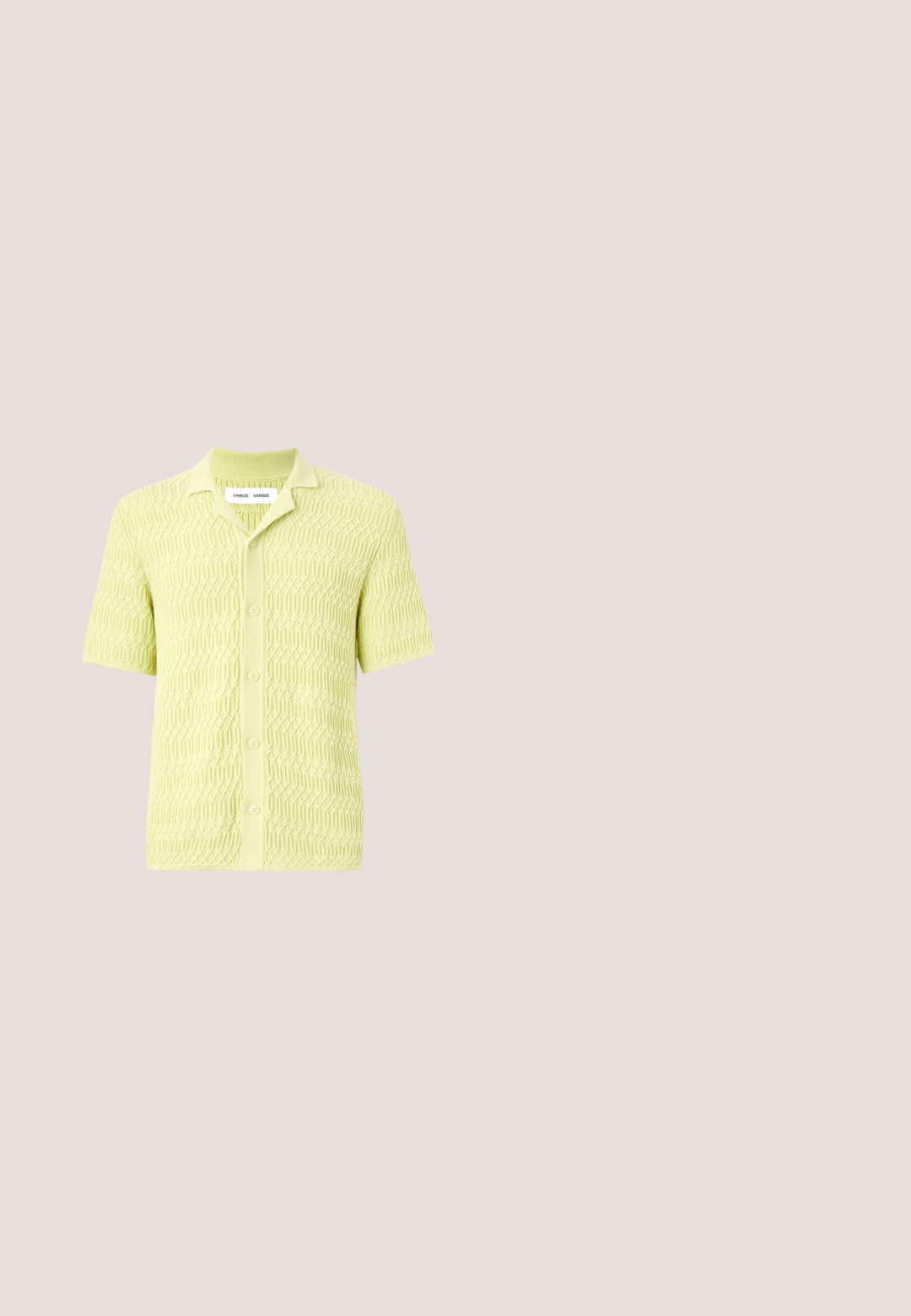 Camiseta de punto de manga corta en verde lima con un patrón geométrico texturizado, con un cuello clásico y cierre de botones, confeccionada en una tela suave.; Pantalones cortos de mezclilla blancos para hombre con botón y cremallera delanteros, trabillas para cinturón y dos bolsillos delanteros sobre un fondo liso.; Mocasín de ante marrón para hombre con detalle trenzado en el empeine y suela negra, visto de lado sobre un fondo liso gris claro.; Gafas de sol rectangulares con montura metálica plateada fina y lentes tintadas en ámbar, descansando sobre una superficie blanca.; Bolso cruzado de ante marrón con superficie texturizada, forma rectangular, detalle de logotipo en el frente y correa ajustable de tela. Accesorios de metal plateado.; Pulsera de cadena de oro con eslabones ovalados y un cierre rectangular con un pequeño diseño grabado, mostrado sobre un fondo claro.