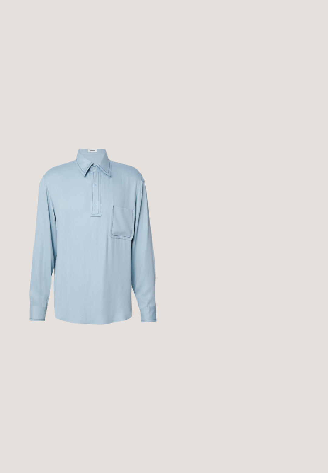Lichtblauw overhemd met lange mouwen van soepele stof, met een gevouwen kraag, drie knopen en een linker borstzak met contrasterende stiksels.; Marineblauwe pantalon met een subtiel lichtblauw ruitpatroon, riemlussen en voorste kreuklijn details.; Zwarte leren herenslipper met bruine rand, gestikte details en lage hak op een effen lichte achtergrond.; Marineblauwe stropdas met kleine gele telescoopiconen gelijkmatig verspreid over de stof.; Donkerbruine leren aktetas met bovenhandvatten, afneembare schouderriem en lichtblauw leren label dat aan één handvat hangt.; Zwart geweven stoffen riem met een zilverkleurige metalen gesp en zwarte lederen accenten, opgerold op een lichtgrijze achtergrond.
