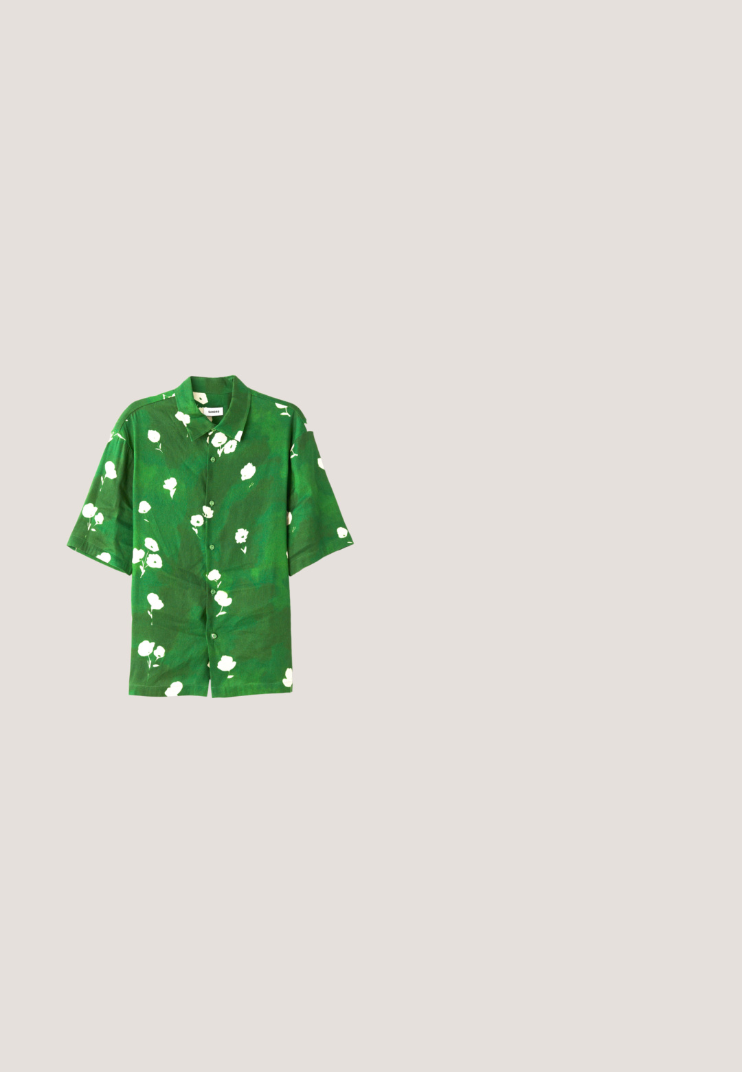Chemise à manches courtes en tissu vert avec un imprimé floral blanc, dotée d'un col camp et d'une coupe décontractée. Matériau texturé et léger.; Shorts de couleur pêche en tissu léger, avec un design classique, une fermeture à bouton sur le devant et des poches latérales.; Chaussure basse en daim vert chartreuse à enfiler, avec semelle en caoutchouc blanche texturée et petite étiquette en tissu multicolore sur le côté.; Lunettes de soleil en métal doré avec des verres verts, de forme géométrique, et des embouts de branches en plastique noir. Construction légère avec des accents subtils.; Sac fourre-tout vert foncé avec des poignées larges présentant un texte graphique blanc : « Maison Kitsuné », « Tokyo Paris » et « Palais Royal » avec des accents floraux.; Bracelet en perles noires avec des accents colorés en motifs, de forme rectangulaire et dotée d'un fermoir métallique. Texture lisse avec des segments de couleurs variées.