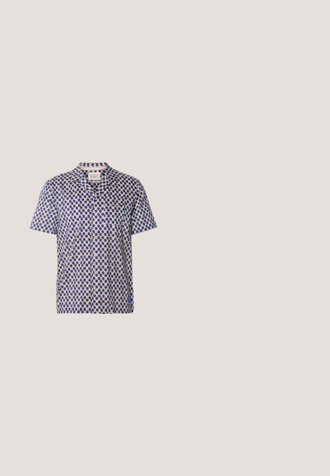 Camisa de manga corta con tela de color beige claro y un patrón de puntos en azul oscuro, cuello con muesca y cierre frontal de botones. Incluye un bolsillo en el pecho.; Shorts beige hechos de una tela ligera, con un diseño frontal plano, bolsillos laterales y un cierre de botón en la cintura.; Sandalia deslizante de tiras cruzadas en color marrón con acabado mate, suela negra plana y textura suave. Diseño minimalista sin herrajes visibles.; Gafas de sol rectangulares con montura carey y lentes con degradado oscuro, descansando sobre una superficie blanca, inclinadas para mostrar los detalles del lado izquierdo del marco.; Bolsa tote de lona color crema con bolsillo delantero, dos asas, correa de hombro ajustable y pequeño texto amarillo "O.N.S" en la parte inferior derecha del bolsillo.; Collar de perlas y pulsera a juego con broches de cadena de plata, dispuestos sobre un fondo blanco.