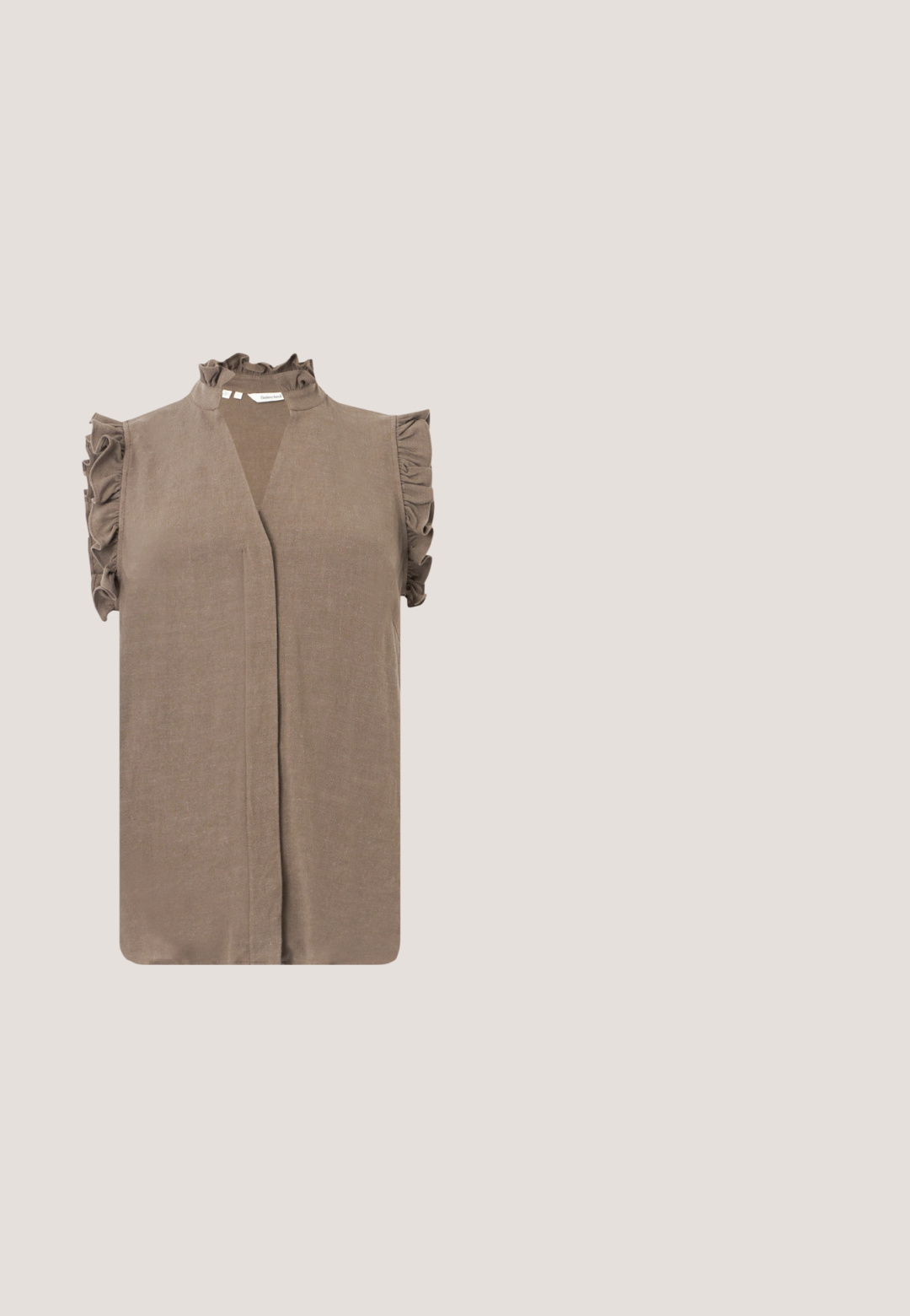 Bezrukávová blúzka v odtieni taupe s volánikovým vysokým golierom a výstrihmi na rukách, s výstrihom do V a skrytou prednou légou.; Vero Moda Knitted VMMARINA Short - Minisukňa - black; Slingback vysoké opätky v lesklej tmavohnedej lakovej koži, so špicatou špičkou, otvorenými stranami a nastaviteľným remienkom na členku.; Čierna kožená kabelka s trojrozmernými kvetinovými ozdobami, striebornou prackou a dekoratívnymi kovovými očkami. Nastaviteľný popruh.; Pár strieborných špirálových kruhových náušníc s hladkým, zaobleným dizajnom na jednoduchom bielom pozadí.; Čierny kožený opasok so striebornými cvokmi a striebornou obdĺžnikovou prackou vygravírovanou so štýlizovaným vzorom, zvinutý na bielom pozadí.