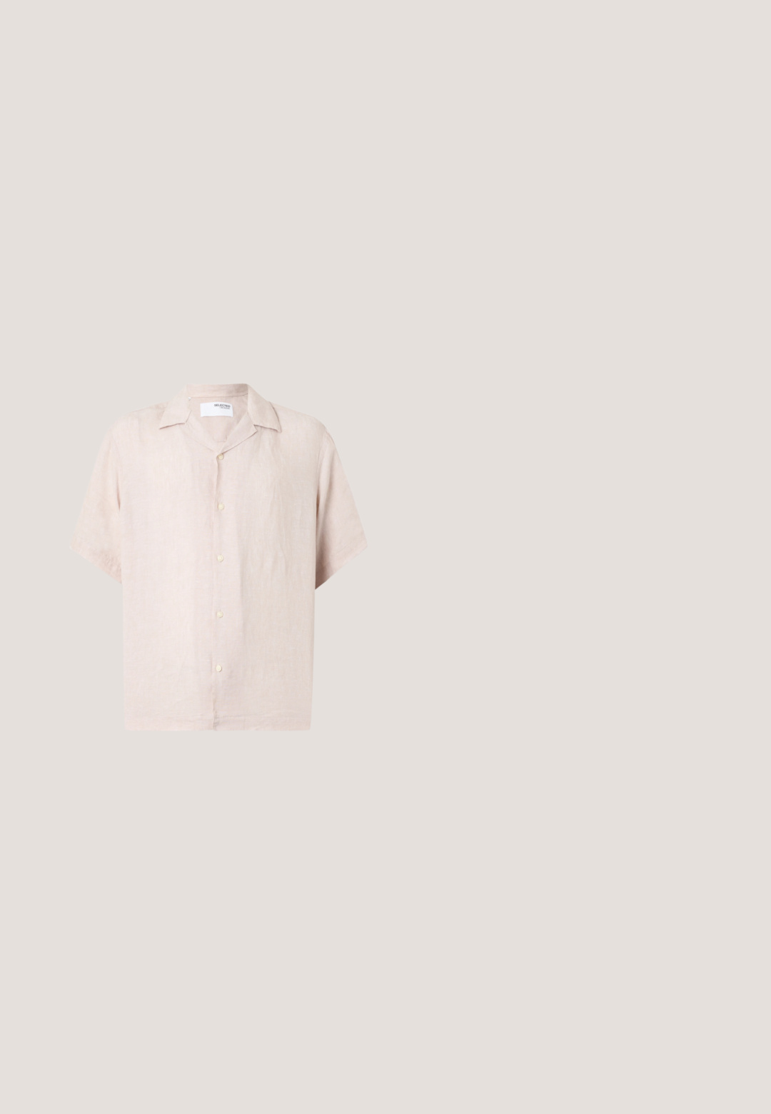 Korte mouwen linnen shirt in lichtroze met een kraag, sluiting met knopen aan de voorkant en subtiele textuur. Het heeft een ontspannen pasvorm en strakke lijnen.; Beige vrijetijdsshorts met elastische tailleband en trekkoord, voorzakken en een klein logodetail in het midden.; Bruine leren herensandaal met gekruiste bandjes en zwarte zool, zijaanzicht op witte achtergrond.; Vierkante zonnebril met bruine tint, met doorzichtige bruine monturen en dunne pootjes op een witte achtergrond.; Another Cotton Lab SUNDAY RUNNING CLUB  - Shopper - white; Donkerbruine gevlochten leren riem met een gouden rechthoekige gesp en een gouden plaat met een polospeler-embleem.