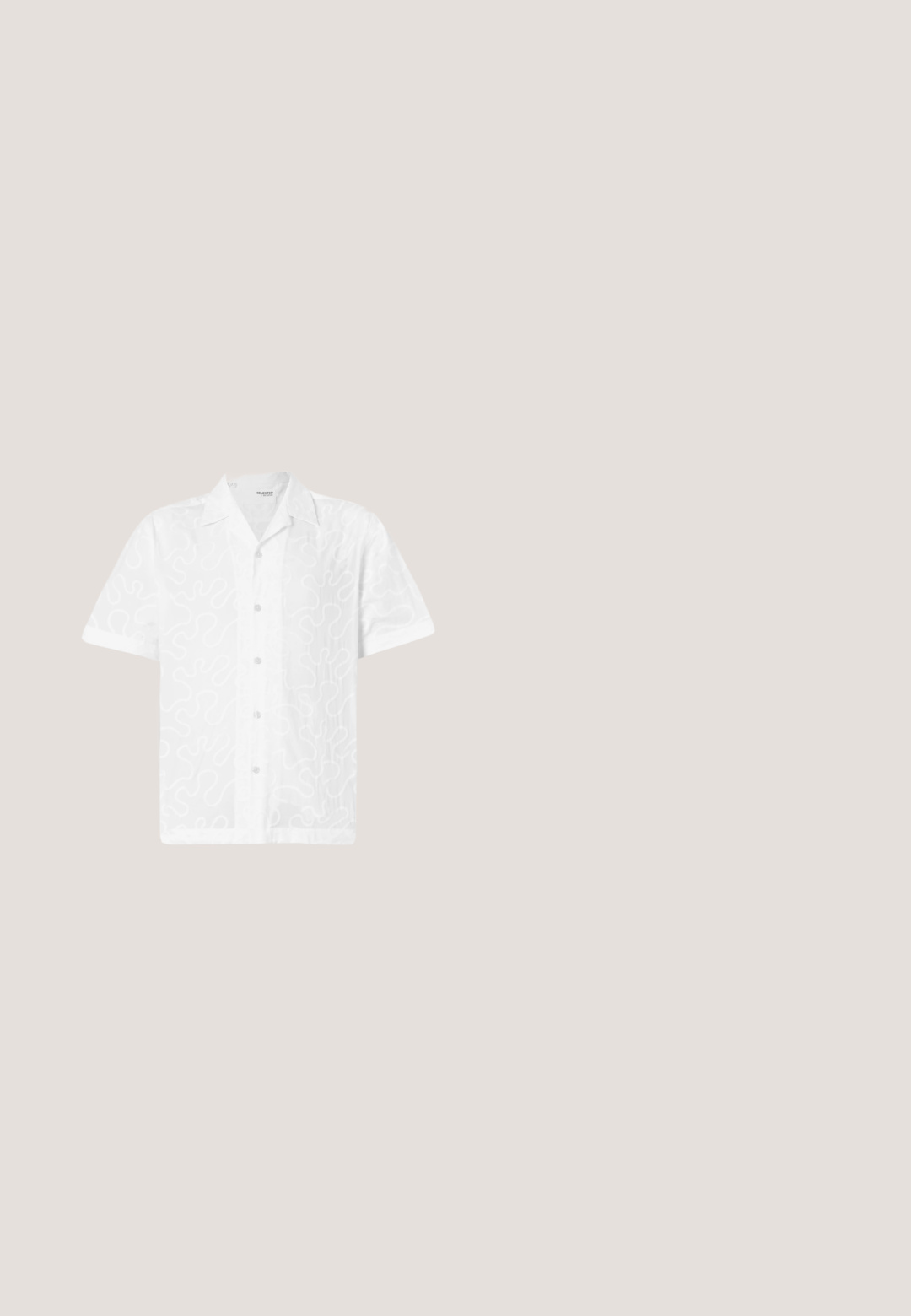 Korte mouwen witte shirt met een gestructureerd, golvend patroon, klassieke kraag en knoopsluiting aan de voorkant. Gemaakt van lichtgewicht stof.; Off-white casual shorts met elastische tailleband, rechte pijpen en een gladde stoftextuur.; Zwarte leren teenslipper zwevend boven een houten bankje met groene bladeren op de wazige achtergrond.; Schildpad rechthoekige zonnebril met gradient blauwe lenzen en rechte pootjes op een witte achtergrond.; Beige katoenen tote bag met twee stevige handvatten. Beschikt over zwarte bedrukte tekst: "Les Deux International Community & Sporting Goods."; Bruine geweven leren riem met een glanzende zilveren metalen gesp, met een gevlochten textuur en een gladde afwerking op de gespband.