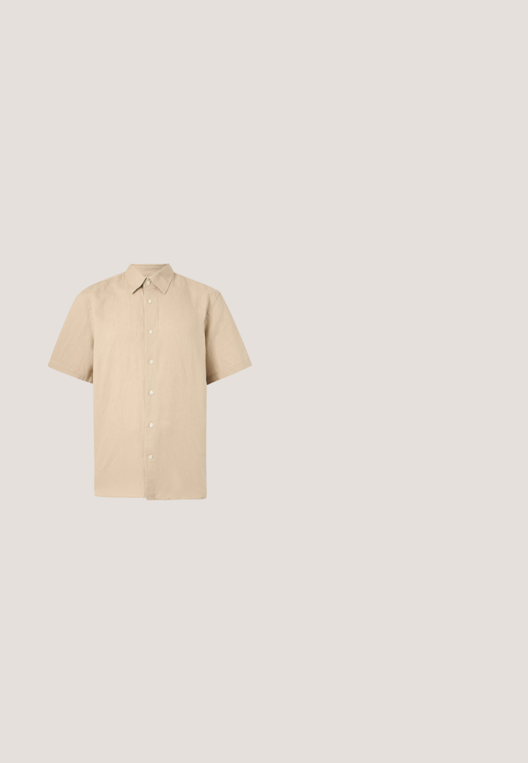 Beige kortærmet skjorte med knapper og spids krave, lavet af let stof, vist mod en ensfarvet hvid baggrund.; Mænds lysebrune afslappede shorts med elastisk talje, snor til justering og subtilt broderet logo på nederste venstre ben.; Sort lædersandal med tre krydsede stropper, flad sål og glat tekstur, hængende over et vævet naturskinds tæppe.; Skildpadde-solbriller med brune gradientlinser, rektangulær form, tykke stel og en sølvlogoaccent på siden.; Canvas tote bag i off-white, med korte håndtag og teksten "LES DEUX" trykt i fede sorte bogstaver. Holdbart, simpelt design.; Brun vævet læderbælte med en skinnende sølvmetalklips, der har en fletværkstekstur og en glat overflade på clipsstroppen.