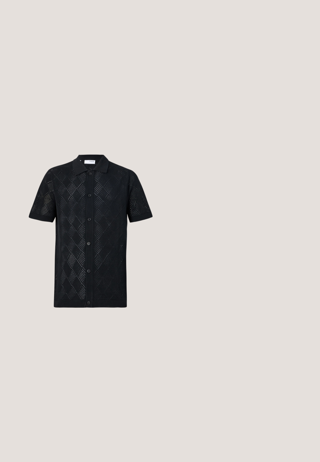 Zwarte polo met korte mouwen met een gebreid ontwerp in een ruitpatroon, voorzien van een kraag en knoopsluiting aan de voorkant. Soepele textuur en aansluitende zoom.; Katoenen shorts in lichtgeel met een bloemenpatroon. Voorzien van een knoopsluiting, zijzakken en een rechte snit met omgezoomde randen.; Zwarte Calvin Klein slippers op een beige tapijt naast een ronde, amberkleurige tafel met een houten wand op de achtergrond.; Zwarte zonnebril met rechthoekige vorm, glanzend kunststof montuur, donkere glazen en een slank ontwerp van de pootjes, geschikt voor verschillende gezichtsvormen.; Zwarte Calvin Klein totebag met twee lange handvatten en een voorvak, met het logo van het merk in wit en grijs.; Zwarte leren riem met een gladde afwerking, voorzien van een zilveren vierkant gesp waarop "Calvin Klein" is gegraveerd en een bruine binnenvoering.