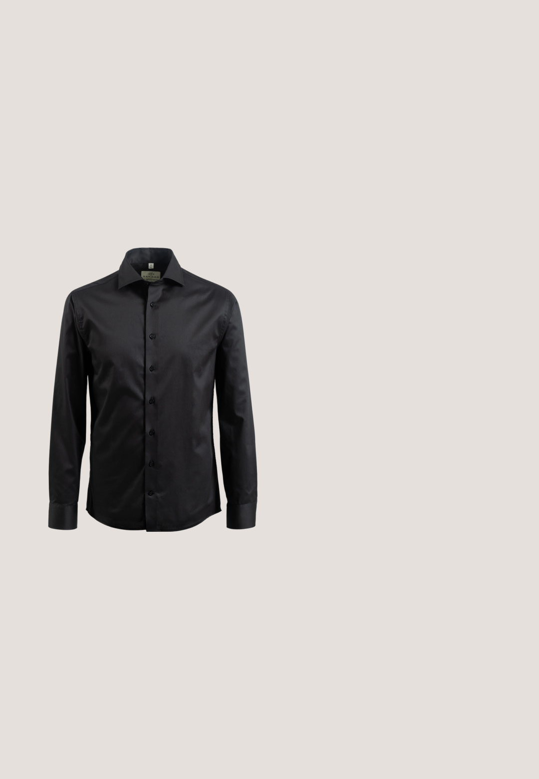 Chemise noire à manches longues pour homme avec fermeture à boutons sur le devant et col pointu, présentée sur fond blanc.; Pantalon en coton noir avec une coupe droite, doté d'une fermeture à bouton à l'avant et de poches latérales, texture lisse, sans motifs visibles.; Chaussures habillées en cuir noir, à bout pointu, avec un laçage, semelle plate et un style minimaliste, présentant une texture lisse et des coutures discrètes.; Noeud papillon en satin vert foncé avec pochette assortie. Le noeud papillon présente un nœud central ; la pochette est pliée avec un bord net.; Sacoche d'ordinateur portable noire à motif avec accents en cuir, dotée de deux poignées, d'une bandoulière amovible et d'une plaque logo à l'avant.; Ceinture en cuir noir texturé avec une boucle rectangulaire en métal argenté et logo gravé sur le matériel. Fini lisse et design robuste.