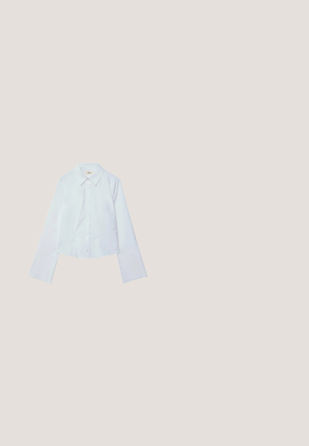 Hvid langærmet cropped skjorte, knaplukning foran med spids krave, glat tekstur og subtil glans, med en lige nederkant.; Lys blå denim bredbenede jeans har høj talje, fem lommer, diskret fald og syninger langs sømmene.; Sorte læder slingback hæle med spids tå, slank justerbar rem og en stiletto hæl på cirka 5 cm, glat tekstur.; Store sorte pilot-solbriller med mørketonede linser, vist mod en hvid baggrund.; Sort læder hobo taske med en buet, blød form og en enkelt skulderrem. Har en lynlåslukning og en glat, blank overflade.; Sort læderbælte med en guldfarvet rektangulær spænde og fem justeringshuller på hvid baggrund.