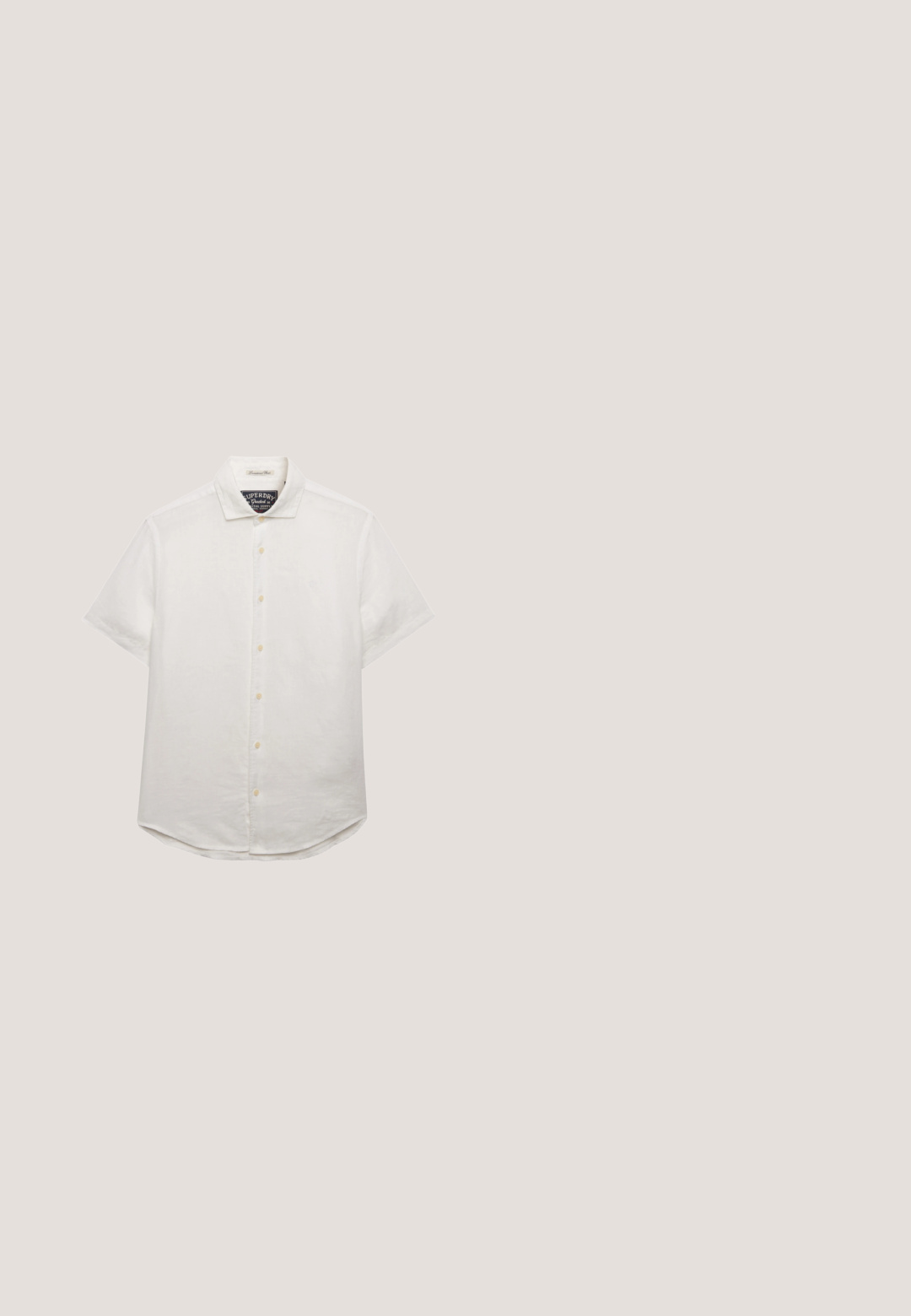 Chemise blanche à manches courtes avec col, sept boutons, et étiquette de marque à l'intérieur de l'encolure, sur fond blanc.; Shorts en coton beige avec une taille élastique, cordon de serrage et deux poches latérales. Texture lisse, design à mi-mollet.; Sandales en cuir marron avec deux larges brides et une boucle de cheville réglable. Caractéristiques : semelle plate et semelle extérieure en caoutchouc noir texturé.; Lunettes de soleil rondes avec des montures en écaille sombre et des verres marron. Le design présente une légère forme en œil de chat et des découpes au-dessus des sourcils.; Sac fourre-tout en tissu marron avec deux longues poignées. L'avant présente un texte blanc indiquant "LES DEUX." Design simple, matériau résistant et forme plate.; Ceinture en cuir tressé brun foncé avec une boucle rectangulaire dorée et une plaque dorée arborant un emblème de joueur de polo.