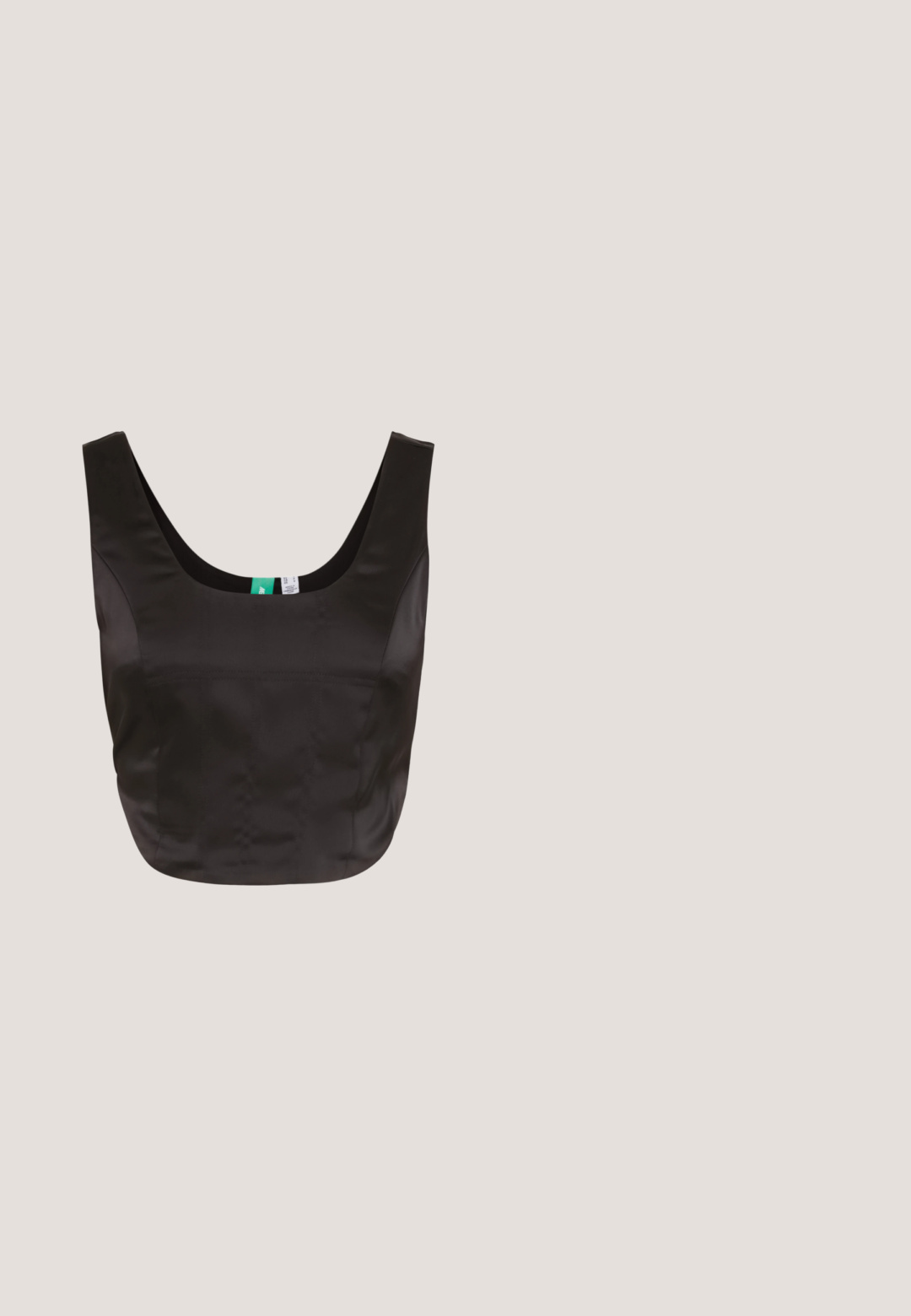 SOMETHINGNEW SNROSALIND CORSAGE - Blūze - black; Melna ceļa garuma svārki no mīksta, elastīga auduma, ar savērptu mezglu detaļu jostas daļā un elegantu, pieguļošu siluetu.; Melni augstpapēžu mūlis ar gludu, matētu ādas virsu, atvērtu purngalu, platām siksnām pāri pēdas vidusdaļai un slaidu, kvadrātveida papēdi.; Melnas saulesbrilles ar taisnstūra rāmi, tumšiem stikliem, gludu plastmasas materiālu un metāla akcentu pie tempļa.; Melna taisnstūra pleca soma ar vienu regulējamu siksnu un augšējo rāvējslēdzēja aizdari uz vienkrāsaina fona.; Sudraba gredzenu auskari ar viļņainu, neregulāru tekstūru. Iezīmējas ar plānu, apaļu formu un atstarojošu apdari.