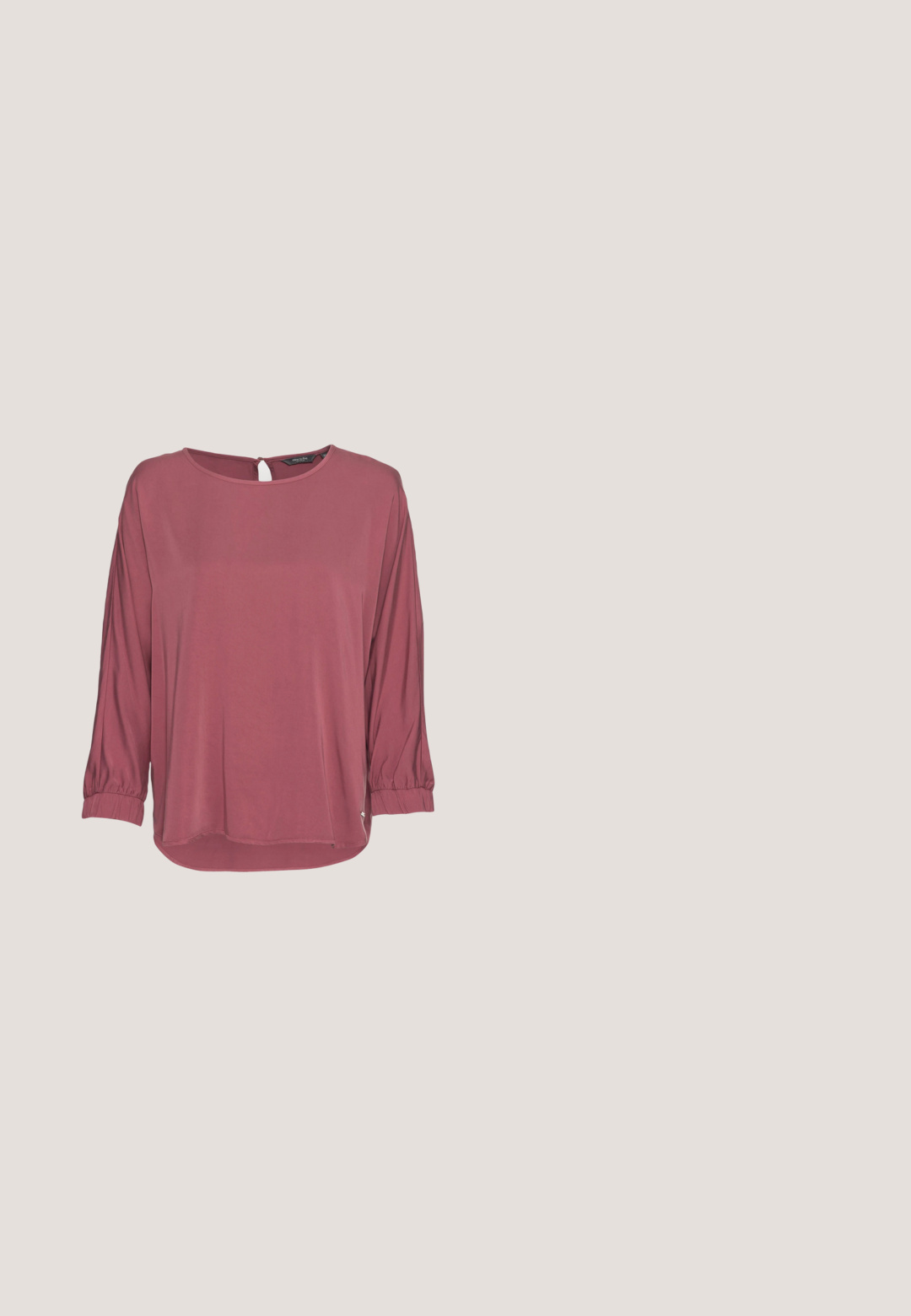 mine to five TOM TAILOR BLOUSE BATSLEEVE - Bluse - rouge red; Sorte skræddersyede bukser med høj talje, plisseringer og indsnævret ben. Glat stof uden synlige mønstre eller udsmykninger.; Anna Field Sandaler - black; Sorte katteøje-solbriller med gradientlinser, plastikramme, glat overflade og sølvdetaljer på stængerne.; Sorte læder crossbody taske med flaplukning, guldfarvede Hardware, justerbar rem og tekstureret overflade. Kompakt rektangulær form.; Guldfarvede hoopsøreringe med to sammenkoblede cirkler og en struktureret overflade. Designet med en glat og sikker bagbeklædning.
