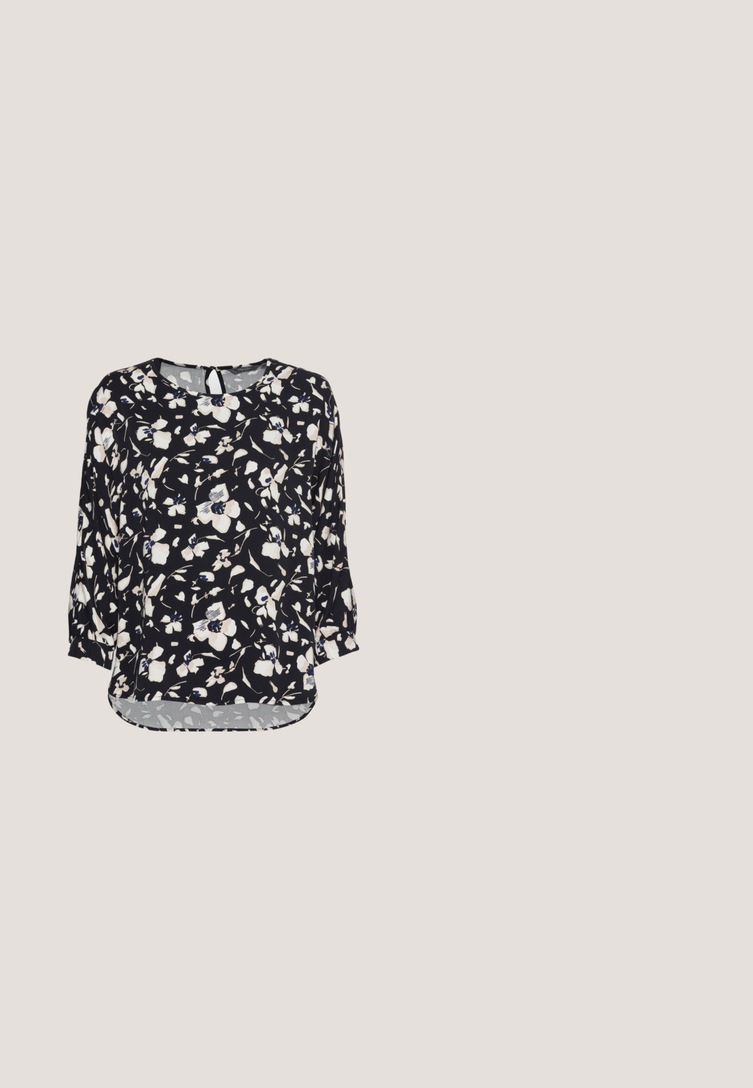 mine to five TOM TAILOR BLOUSE BATSLEEVE - Blusa - black/beige; Pantalones negros de pierna ancha hechos de una tela suave. Presentan una cintura plana con pasadores de cinturón y sin bolsillos visibles. Diseño sencillo.; Sandalias de tacón alto de ante negro con una correa en el tobillo y hebilla, diseño de punta abierta y tacón ancho. Textura suave y estilo minimalista.; Gafas de sol tipo gato negro con lentes degradados, marco de plástico, textura suave y detalles en plata en las patas.; Bolso de mano de cuero negro con forma curva, superficie texturizada, costuras frontales y un logo en tono dorado. Cuenta con una sola correa ajustable.; Pendientes de aro de plata con un diseño elegante y alargado. Elaborados en metal pulido, presentan una textura suave y un estilo minimalista.