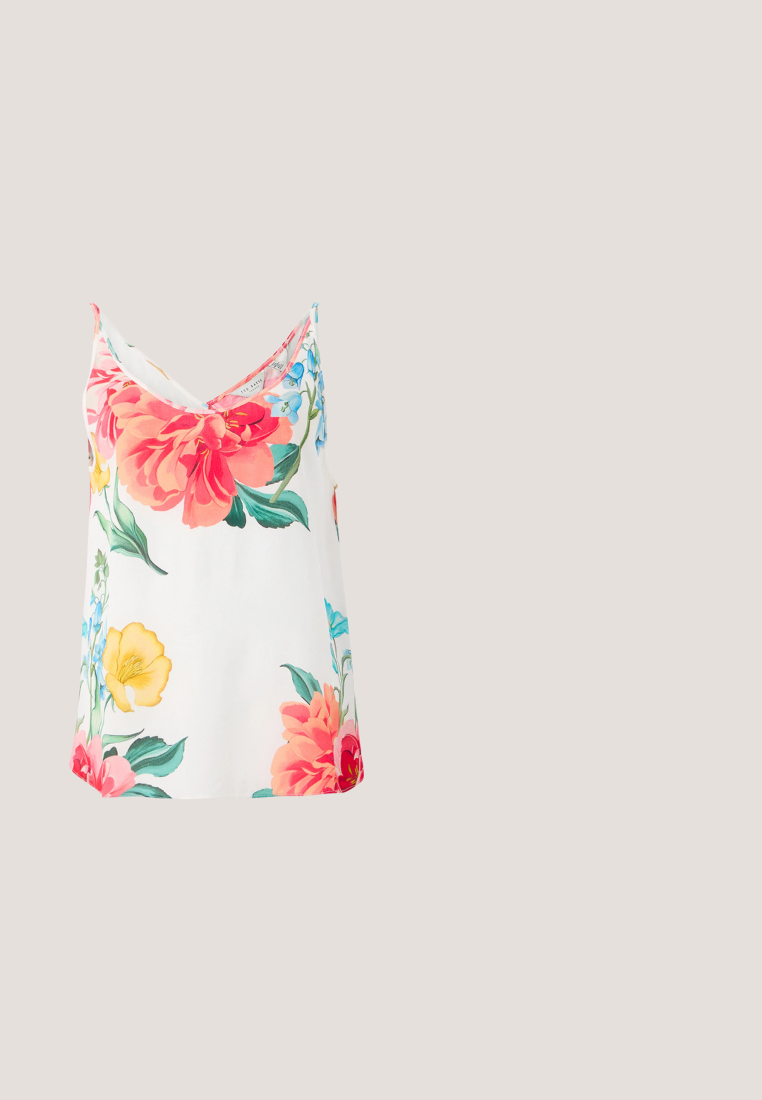 Blomstret camisole i let stof med store rosa, røde og gule blomster på en hvid baggrund. V-hals design og justerbare stropper.; Blege lyserøde, vide corduroy bukser med lodrette ribber og en tætsiddende talje. Glat tekstur med en afslappet silhuet.; Brun Calvin Klein hælet thong sandal svævende over træflise og grus udendørs med sløret grønt og stenmur i baggrunden.; Rektangulære lyse ferskenfarvede solbriller med tykke stel og matchende tonede linser på en ensfarvet lys baggrund.; Hvid skuldertaske med klaplukning, lille sølv "cK" logo i midten og tynd, justerbar, mørkebrun rem.; Par af skinnende guldfarvede hoop-øreringe med snoet, flettet design på en enkel hvid baggrund.