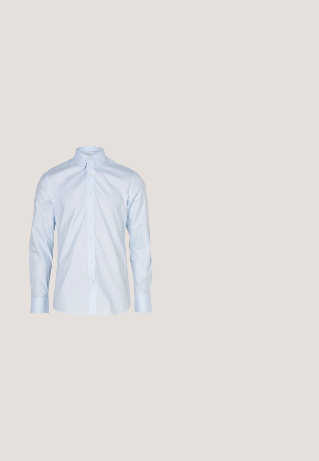 Lichtblauwe overhemd met lange mouwen, voorzien van een klassieke kraag, knoopsluiting en contrasterende knopen; gemaakt van gladde stof met een frisse afwerking.; Zwarte op maat gemaakte broeken met een platte voorkant, slim fit, riemlussen en een soepele textuur. Geschikt voor formele of zakelijke kleding.; Zwarte gepolijste leren instapschoen met een ronde neus, met een gestructureerde zool en subtiele branding op de hak. Glad oppervlak.; Zwarte stropdas met kleine witte stippen, plat uitgestald op een lichtgrijze achtergrond.; Zwarte rechthoekige leren aktetas met dubbele handvatten, voorvak met rits en afneembare schouderriem tegen een effen lichte achtergrond.; Zwarte leren riem met zilveren rechthoekige gesp opgerold op een effen lichte achtergrond.