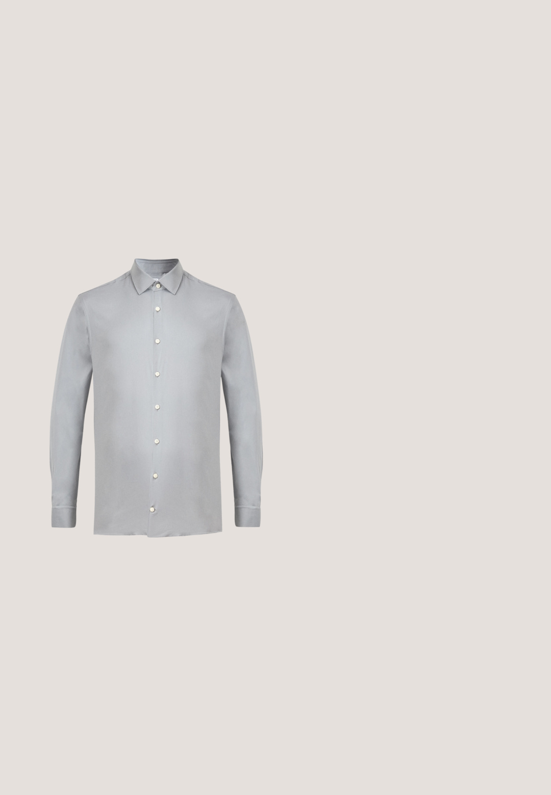 Camisa de botones de manga larga de color gris claro, hecha de un tejido suave. Presenta un collar puntiagudo y seis botones a juego en la parte delantera.; Pantalones grises ajustados con un fino estampado de cuadro, diseño de pierna recta y una textura de tela suave. Cuenta con trabillas para cinturón y cierre de cremallera.; Zapato de vestir negro de cuero con un acabado pulido, punta redondeada, diseño con cordones y un tacón bajo apilado, que presenta un sutil detalle de costura.; Corbata negra con pequeños lunares blancos, mostrada plana sobre un fondo claro.; Bolso para portátil de cuero negro con dos asas superiores, una correa de hombro desmontable, superficie texturizada y forma rectangular. Parche de logo estampado visible.; Cinturón de cuero negro con hebilla rectangular plateada enrollado sobre un fondo liso y claro.