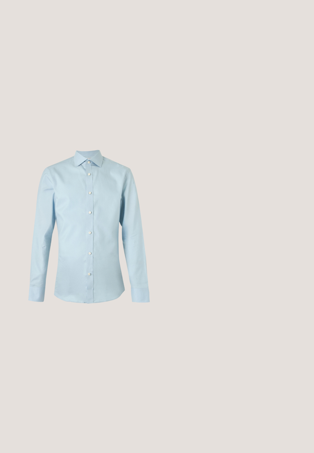 Chemise habillée homme manches longues bleu clair avec boutons blancs et col pointu, présentée sur un fond uni.; Jean denim gris slim pour hommes, avec bouton et fermeture éclair à l'avant, style cinq poches, présenté à plat sur un fond clair.; Mocassin en cuir noir avec une finition brillante, bout arrondi, détails de couture subtils et semelle en caoutchouc épaisse pour la durabilité.; Noeud papillon noir avec un motif en diagonale texturé. Fabriqué en tissu lisse, il présente une largeur étroite et une extrémité pointue.; Mallette rectangulaire en cuir noir avec doubles poignées, poche zippée avant et bandoulière amovible sur un fond clair uni.; Ceinture en cuir noir présentant une texture lisse, une boucle en métal argenté et une finition à point unique le long des bords.