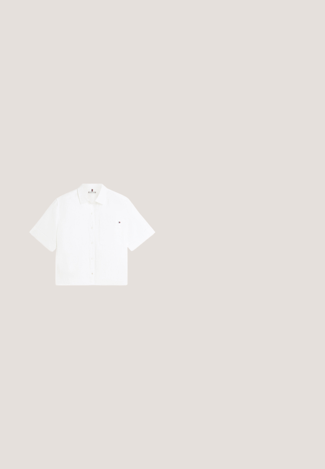 Camisa blanca de manga corta con botones, cuello y bolsillo en el pecho con un pequeño logo de Tommy Hilfiger.; Pantalones cortos de lino beige con una cintura elástica, dobladillo con volantes y un cinturón atado desmontable. Presentan un corte relajado y un tejido suave y texturizado.; Espadrille cuña con puntera de lona en verde oliva, tacón trenzado blanco y correa de tobillo de cuero marrón. Presenta detalles de yute a lo largo de la suela.; Gafas de sol redondas con montura de carey, lentes en degradado rosa y varillas delgadas con acentos dorados.; Bolsa tote beige de paja tejida con dos asas de cuero marrón claro y un monograma bordado sutil en el centro delantero.; ONLY ONLHANNA BRAIDED BELT - Cinturón trenzado - chocolate martini