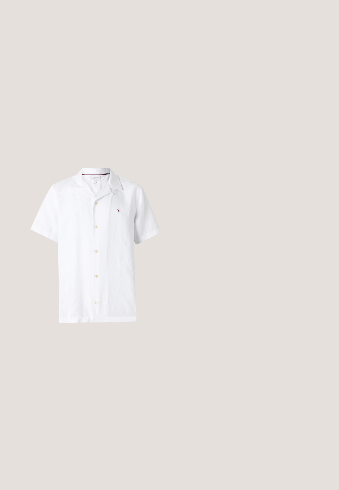 Chemise blanche à manches courtes avec col campagnard et petit logo Tommy Hilfiger sur le côté gauche de la poitrine.; Short en denim bleu clair avec poches avant, passants de ceinture, bouton en métal et fermeture éclair sur un fond blanc uni.; Sandale à glissière à lanières croisées de couleur marron, dotée d'une finition mate, d'une semelle noire plate et d'une texture lisse. Design minimaliste sans matériel visible.; Lunettes de soleil Ray-Ban avec des verres verts, monture en plastique noir et accents dorés sur les bords. Forme carrée avec une finition mate.; Sac fourre-tout en toile de couleur ivoire, avec des poignées courtes et le texte imprimé "LES DEUX" en lettres noires en gras. Design durable et simple.; Ceinture en cuir tressé brun foncé avec une boucle rectangulaire dorée et une plaque dorée arborant un emblème de joueur de polo.