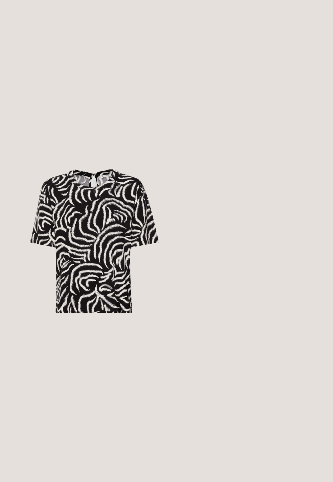 TOM TAILOR EASY SHAPE - Bluse - black; Sorte bredbenede bukser lavet af letvægtsstof, med elastisk talje og snøre, i en afslappet pasform og draperet design.; Sorte lædersandaler med krydsende stropper, justerbar ankelspænde, flad sål og minimalistisk design. Glat tekstur med mat finish.; Sorte rektangulære solbriller med mørkt tonede linser, tyk plastramme og brede stænger. Glat overflade og kantet design.; Sort faux læder crossbody taske med krokodillestruktur, guldhardware og en aftagelig rem. Har klaplukning og indvendigt rum.; Sølv metal øreringe med to sammenflettede cirkler, en større og en mindre, med børstet finish og push-back låse.