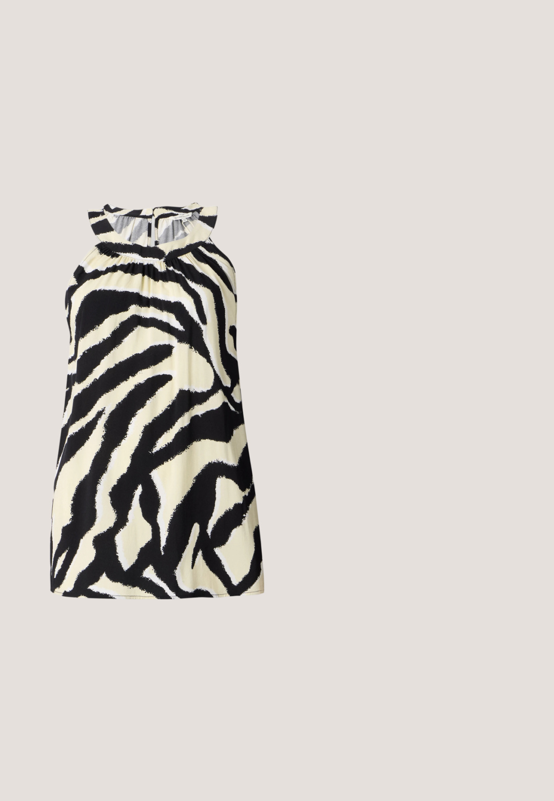 Zwart en crèmekleurig mouwloos top met een zebra print ontwerp, met geplooide details bij de halslijn en een knoopsluiting aan de achterkant.; Wijde jeans van donkerblauwe denim. Heeft een hoge taille, knoopsluiting en klassiek vijf-vakken ontwerp met subtiele vervaging.; Zwarte platte schoen met puntige neus en twee dunne gespspanners die boven een beige tapijt zweven, met een houten salontafel en boeken op de achtergrond.; Bruine faux leren schoudertas met een gebogen vorm, minimale stiksels en een gouden hardware-accent. Voorzien van een bovenste ritsluiting en een verstelbare schouderband.; Gouden hoepel oorbellen met een gladde, ronde vorm. Voorzien van een kleine scharnierluiting, lichte uitstraling en een gepolijste afwerking.; Zwarte leren riem met een ronde zilveren gesp, een gladde textuur en een strak ontwerp. De band is verstelbaar en heeft een spitse punt.
