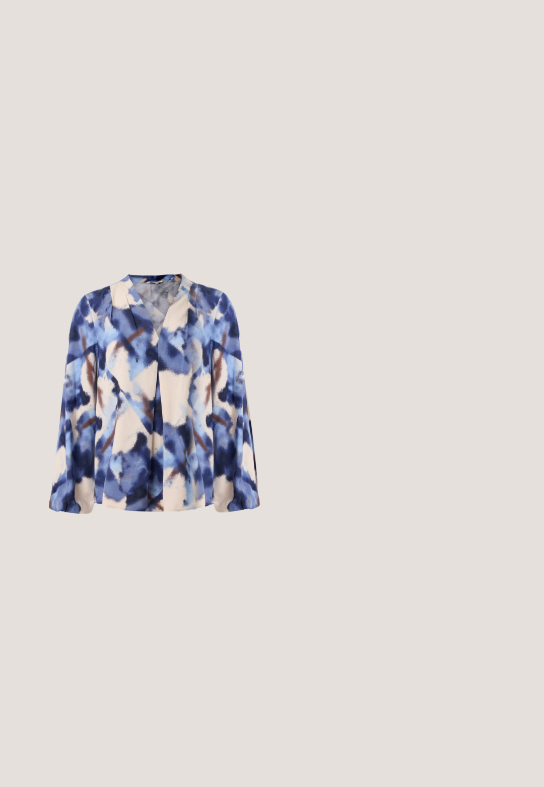 Blouse multicolore avec un motif abstrait aquarelle bleu, beige et marron. Dotée de manches longues et d'un décolleté en V.; Pantalons larges de couleur prune avec une taille ceinturée, un devant plissé et une texture lisse. Comprend des poches latérales et un design ajusté.; Escarpin à talon haut marron avec bride arrière et bout pointu, en cuir lisse, posé sur une surface argentée brillante. Design minimaliste.; Lunettes carrées avec montures métalliques dorées et bords marron dégradés, avec des branches noires et des plaquettes nasales réglables.; Sac bandoulière en cuir embossé façon croco marron avec sangle réglable et poche avant à rabat sur fond uni.; Boucles d'oreilles en métal doré à design torsadé. Forme arrondie avec une texture lisse et brillante et un fermoir à épingle. Largeur et profondeur substantielles.
