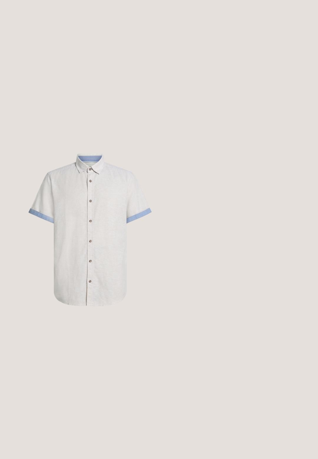 Camisa de manga corta color beige con botones y cuello interior y puños de manga en azul claro a contraste, presentada sobre un fondo blanco.; Pantalones cortos marrones con cintura elástica, textura simple y lisa, y bolsillos laterales, mostrados planos sobre un fondo claro.; Sandalia deslizante de tiras cruzadas en color marrón con acabado mate, suela negra plana y textura suave. Diseño minimalista sin herrajes visibles.; Gafas de sol rectangulares con montura carey y lentes con degradado oscuro, descansando sobre una superficie blanca, inclinadas para mostrar los detalles del lado izquierdo del marco.; Bolsa tote de lona color crema con bolsillo delantero, dos asas, correa de hombro ajustable y pequeño texto amarillo "O.N.S" en la parte inferior derecha del bolsillo.; Collar de perlas blancas con espaciadores de strass plateados y cierre de cadena plateada, presentado sobre un fondo claro y liso.