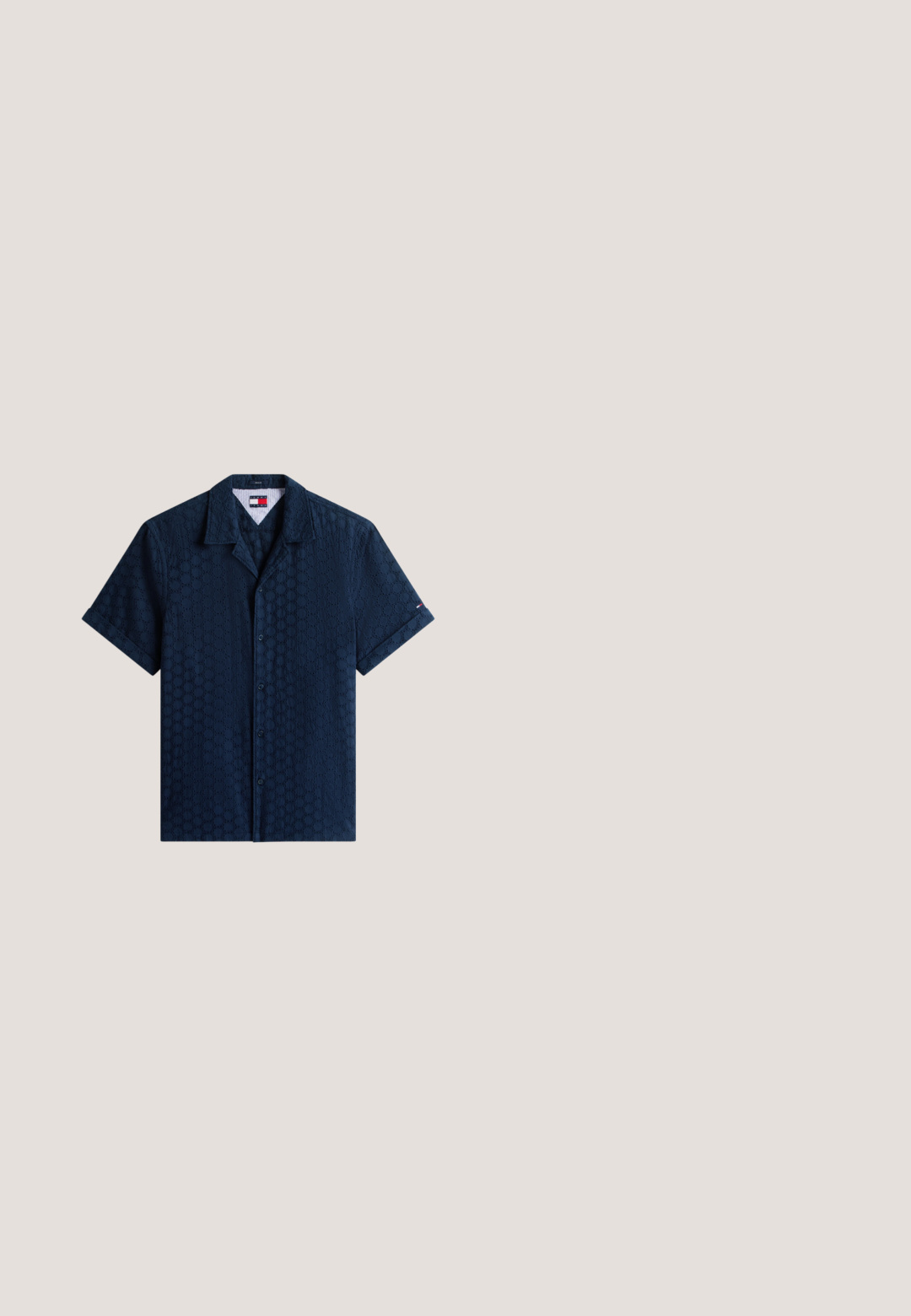 Chemise bleu marine à manches courtes avec un motif circulaire subtil et un petit logo brodé sur le poignet de la manche gauche.; Shorts bleu marine en matériau léger avec une taille élastique et un petit logo carré GAP en bas à droite.; Bottines noires en cuir texturé, ornées de lacets bordeaux et d'œillets en métal, avec une semelle en caoutchouc robuste et une doublure en fausse fourrure.; Lunettes de soleil rectangulaires noires Tommy Hilfiger avec verres foncés et discrètes accents argentés sur les branches du cadre.; Sac de sport Tommy Jeans Sports Club bleu foncé avec poignées blanches, bandoulière blanche et texte du logo sur le côté.; Bracelet en chaîne argentée avec des maillons ovales et un fermoir cylindrique présentant un petit détail rouge, blanc et noir sur un fond clair.