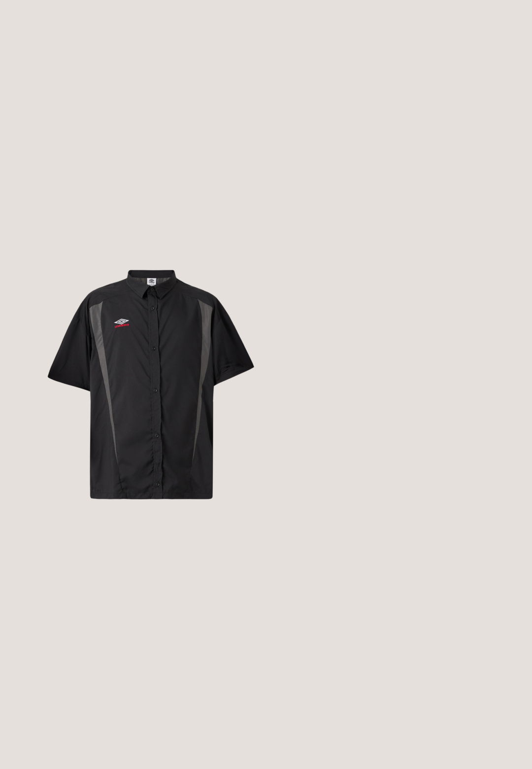 Camisa negra de manga corta con botones, paneles laterales grises y logo de Umbro en rojo y blanco en el pecho izquierdo.; Pantalones cortos vaqueros negros hasta la rodilla con botón frontal, trabillas para cinturón y cinco bolsillos, mostrados sobre un fondo blanco.; Las botas de tobillo de ante negro cuentan con una punta redondeada, cordones frontales y una cremallera lateral. La suela es plana con un acabado texturizado para un mejor agarre.; Gafas de sol deportivas con un marco negro, grandes lentes grises y un diseño envolvente. Presenta un puente nasal prominente y patillas texturizadas.; Riñonera negra con un tirador de cremallera rojo y una parche rectangular con el logotipo "montagne" que muestra un sol y franjas en la parte delantera.; Pulsera de cadena de metal con tono plateado con eslabones alternados rectangulares y ovales, cierre ajustable con pequeño colgante redondo sobre fondo blanco.