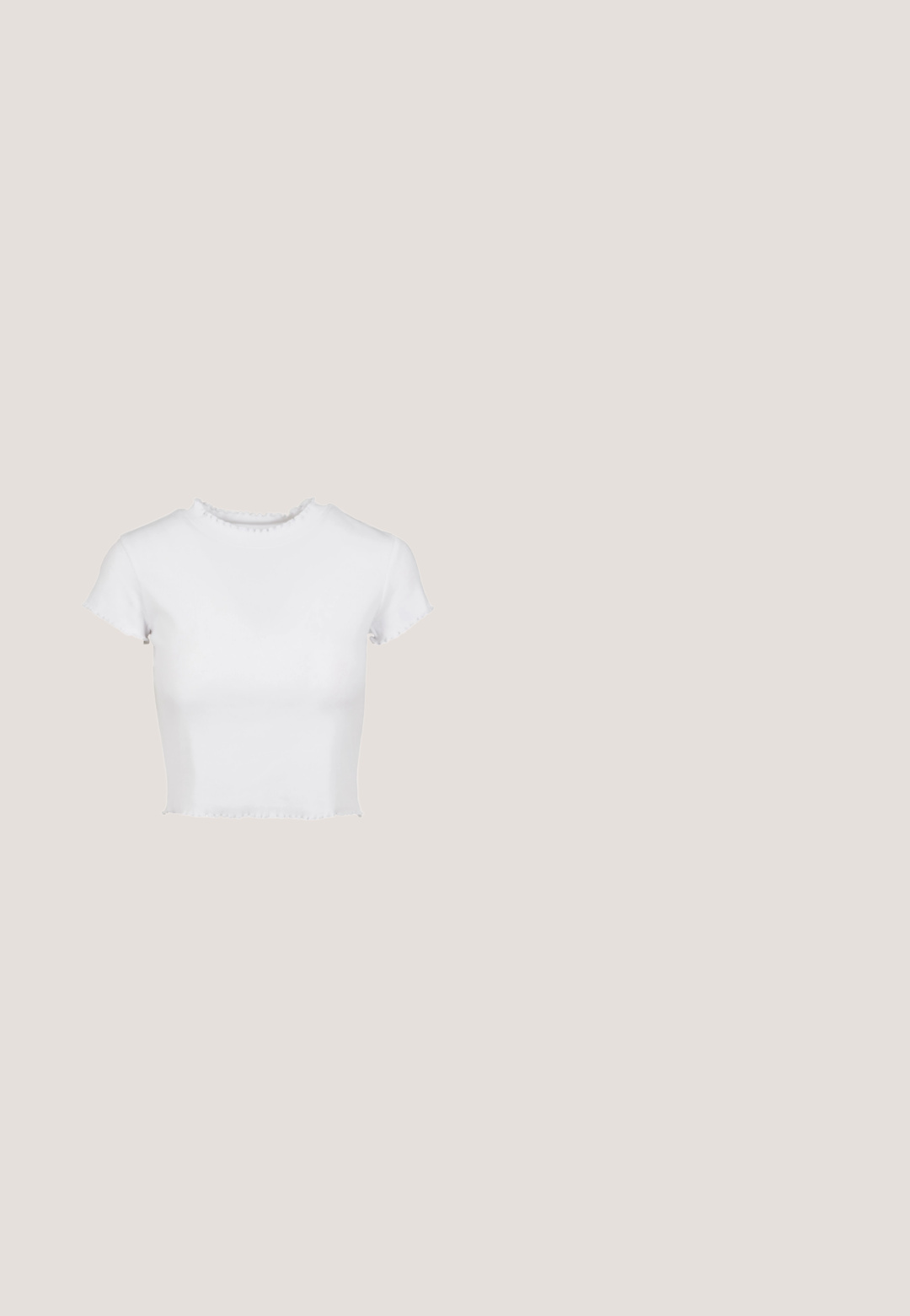 Hvid, kort t-shirt lavet af ribbet stof. Har korte ærmer med flagrende kanter og en rund halsudskæring med en flæse-detalje.; Sort knælang blyantskørt med bred linning og diskrete forreste plisseringer, lavet af glat stof.; Sort læder sandal med åben tå, lav lillehæl, tynd ankelrem med guldlås og dekorativt gyldent accent på frontremmen.; Sorte cat-eye solbriller med mat finish, der har grå tonede linser, skarpe vinkler og slanke sidearme. Mærkenavnet er synligt på den indre arm.; Pieces PCALUANA SHOULDER BAG - Håndtasker - black; Sølvøreringe med en glat, afrundet design og en blank finish. Har en enkel hængselåbning for nem påføring.