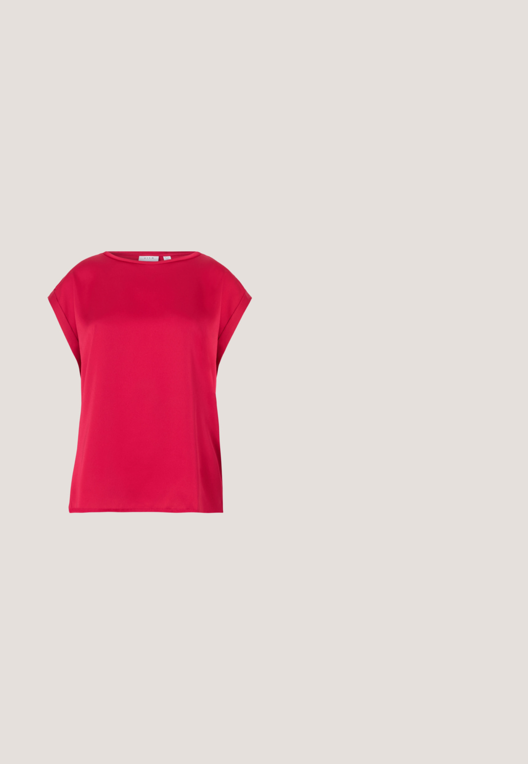 Top rojo de manga corta hecho de tela lisa con cuello redondo y ajuste holgado. Líneas limpias sin patrones ni adornos visibles.; Leggings negros hechos de un tejido liso y elástico. Diseño ajustado con una textura suave. Presentan detalles de costura en las rodillas.; Zapato de tacón bajo de cuero negro con punta puntiaguda, tacón grueso de forma única y forro interior azul claro, mostrado sobre un fondo blanco liso.; Gafas de sol negras de gran tamaño con lentes degradados, montura de plástico brillante, diseño angular y un acento de logotipo dorado en el lateral.; Bolso de hombro de cuero negro con solapa curva, logo dorado "G GUESS", correas dobles y charms colgantes de llavero sobre un fondo liso.; Pulsera de cadena de oro con un colgante central redondo incrustado con cristales transparentes y seis pequeñas cuentas colgantes adornadas con cristales, cierre de langosta.