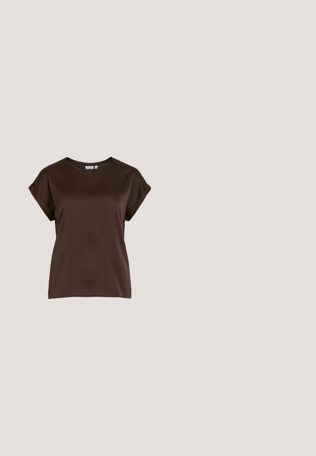 Top marrón de manga corta con un escote redondo, confeccionado en tela suave, con mangas enrolladas y un corte relajado. Etiqueta de la marca visible.; Pantalones de pierna ancha de color marrón oscuro con pliegues delanteros, trabillas para cinturón y cierre delantero con cremallera oculta.; Tacón slingback de charol marrón con punta afilada, correas ajustables y hebillas decorativas en la parte frontal. Altura del tacón de 3 pulgadas.; Gafas de sol redondas con tinte marrón y un marco burdeos brillante. Patillas delgadas con un sutil detalle de marca. Diseño de lentes planos.; Bolso de mano de piel sintética marrón con forma rectangular, dos asas largas y sutiles acentos curvados en la parte delantera.; Cinturón de cuero marrón oscuro con una amplia hebilla cuadrada dorada, enrollado plano sobre una superficie blanca.