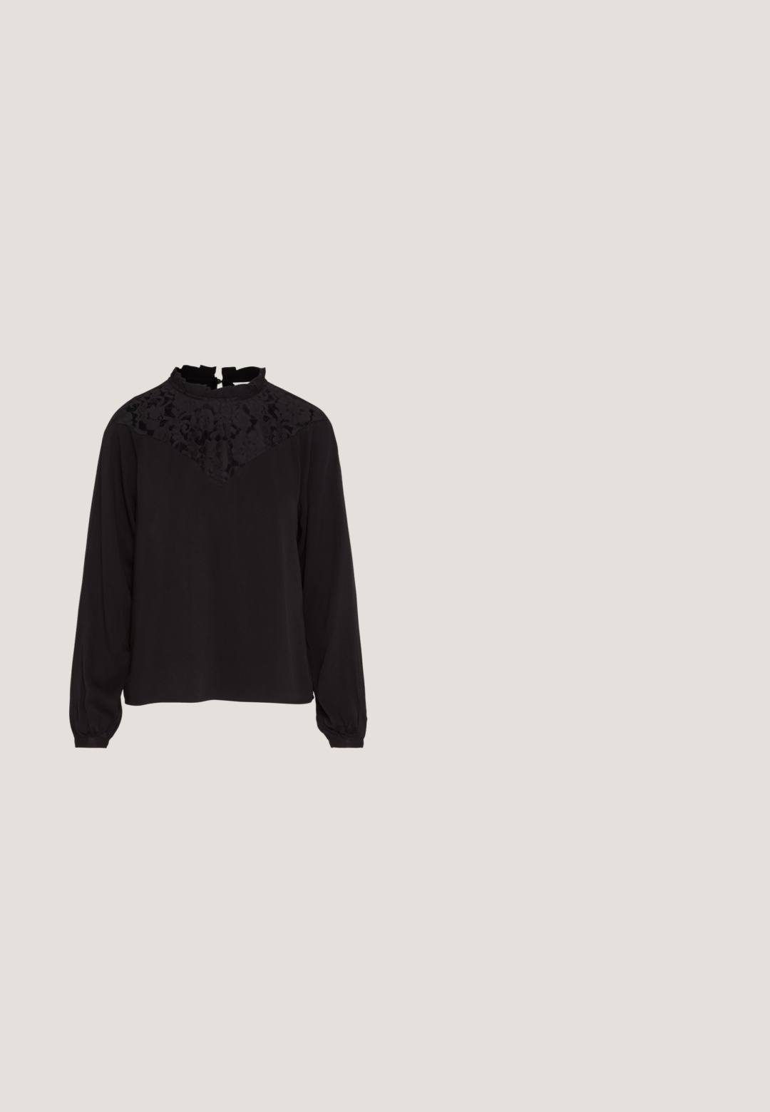 Sort bluse med lange ærmer, blonde detaljer ved skødet, let flæse ved kraven og løs pasform. Glat tekstur, ensfarvet.; Sorte bukser med bred ben, lavet af letvægtsstof, der har en glat tekstur, frontknaplukning og sidelommer.; RAID ROBINA - Højhælede sandaletter / Højhælede sandaler - black; Sorte rektangulære solbriller med mørkt tonede linser, tyk plastramme og brede stænger. Glat overflade og kantet design.; Sorte og sølv håndtaske med en tekstureret overflade, der har et diamantmønster, en knyttet håndtag og en struktureret form.; Sølvfarvede metal hoops øreringe med en glat, blank overflade og buet halvmåneform, der har et minimalistisk design uden synlige mønstre.