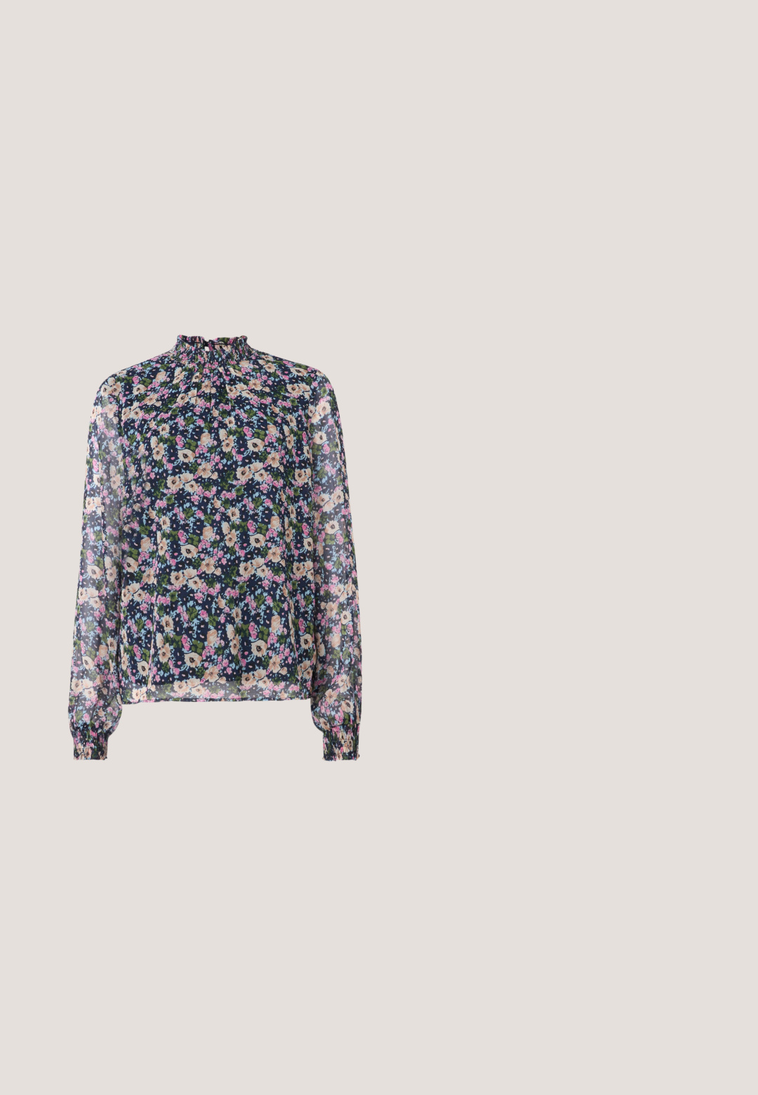 Blomsterbluse med høj krave, lange ærmer og elastiske manchetter. Gennemsigtigt stof med en marineblå baggrund og farverige blomstermønstre.; Bredde bukser i en dyb burgunderfarve. Lavet af et glat, strækbart stof med skræddersyede sømme og lynlås foran.; Blank lyserød slingback-pumpe med spids tå og mellemhøj blokhæl på hvid baggrund.; Grønne plastiks solbriller med en oval form, tykke stel og mørkegrønne linser. Har slanke, gennemsigtige arme med subtil branding.; Vinrød læderhåndtaske med rektangulær form, top-håndtag og justerbar rem. Har sølvfarvede beslag og en struktureret overflade.; Lyserøde øreringe i harpiks med en blank finish, der har et åbent design og guldfarvet beslag til fastgørelse. Letvægt og buet form.