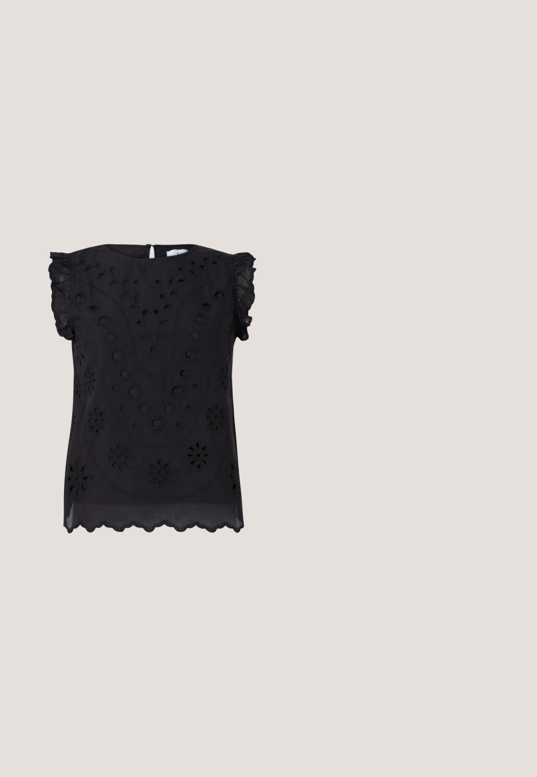 Top negro de manga corta con bordado floral y detalles de ojales, con un escote redondo y un dobladillo con forma de ondas.; Falda negra de tela suave, con una cinturilla fruncida, diseño hasta la rodilla y pequeños lazos con cuentas en intervalos.; Sandalias negras de tacón alto con múltiples tiras finas en la parte delantera, una sola tira en el tobillo con un hebilla dorada y punta cuadrada.; Pequeño bolso negro brillante con dos asas largas y detalles de cordón lateral sobre un fondo claro liso.; Collar cadena en tono dorado con seis placas metálicas irregulares, ovaladas y redondas martilladas, enlazadas entre sí y con cierre ajustable.; Cinturón de cuero negro enrollado con una hebilla curva dorada brillante y una trabilla en un fondo blanco liso.