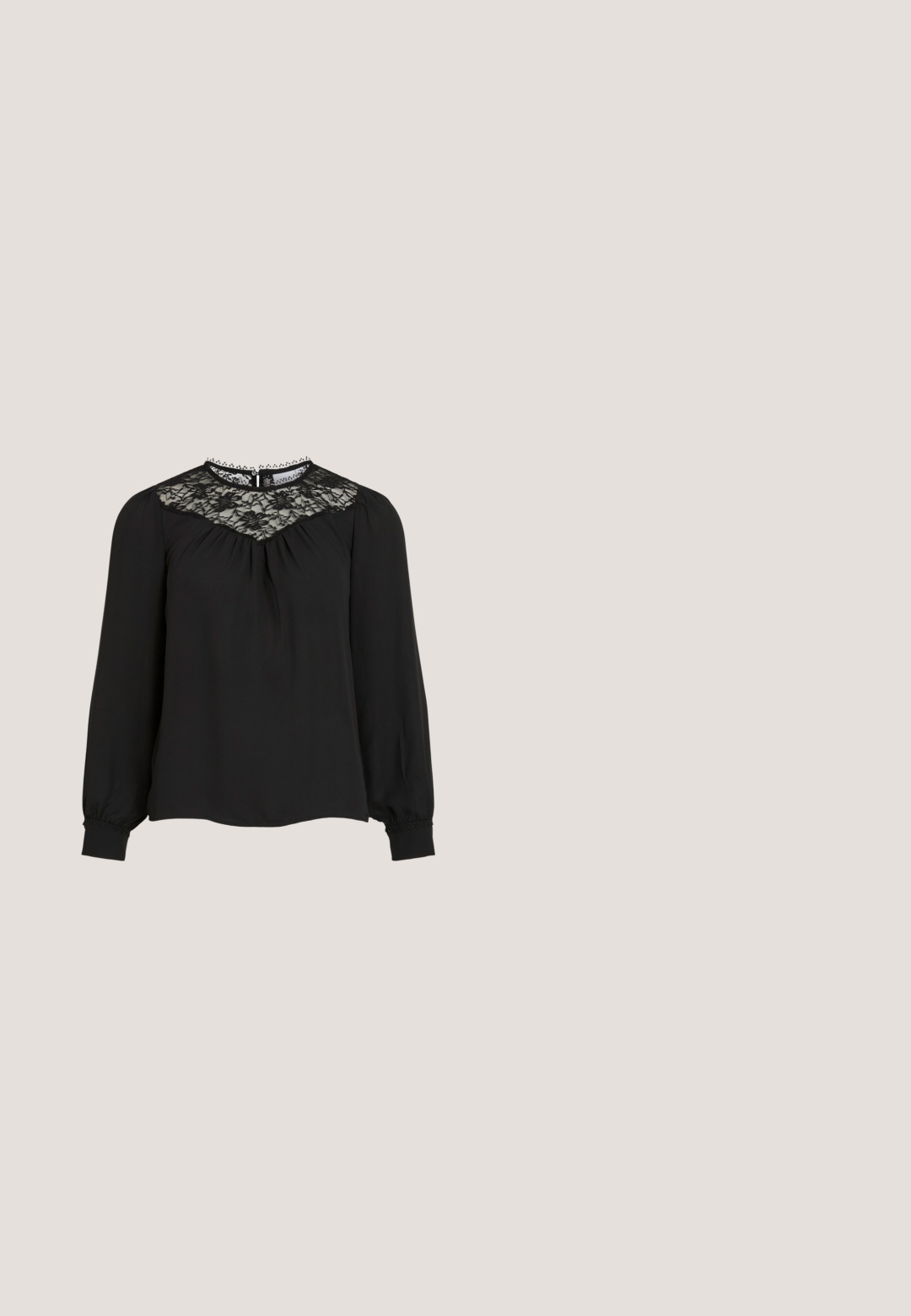 Zwarte blouse met lange mouwen, voorzien van een kanten yoke, geplooide voorkant en elastische manchetten. Gedetailleerde halslijn met geschulpte randen. Gladde stofstructuur.; Zwarte fluwelen broek met een rechte pasvorm, voorzien van een soepele textuur, subtiele stikdetails en een klassieke tailleband.; Zwarte lakleren slingback schoenen met een spitse neus en een lage blokhak. Verstelbare gespband bij de enkel.; Kleine zwarte glanzende handtas met twee lange hengsels en zijkant trekkoord details op een effen lichte achtergrond.; Zilveren oorringen met open ronde vorm, bezet met heldere gefacetteerde kristallen, met postbevestigingen en transparante oorstoppers op een witte achtergrond.; Bruine leren cropped bustier met veter aan de voorkant, zilveren oogjes, drukknopen en verstelbare schouderbandjes met metalen gespen.