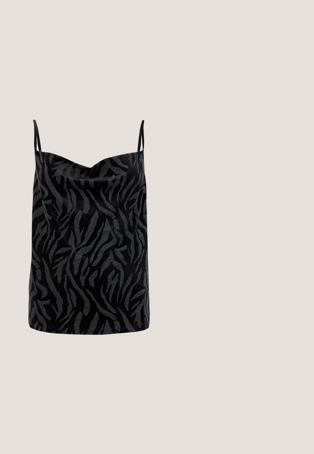 Zwarte camisole met een glanzend oppervlak, voorzien van een gestructureerd, abstract zebraprintpatroon in contrasterend grijs. Verstelbare dunne bandjes.; Zwarte wijde broek gemaakt van een zachte, rekbare stof met een subtiele glans, voorzien van een elastische tailleband en een relaxte pasvorm.; Zwarte puntschoen met slingback van soepel leer. Kenmerkt zich door een dunne hak en een gespdetail op de verstelbare band.; Zwarte zonnebril met een slank rechthoekig frame en blauwe lenzen. Heeft een gladde textuur en stevige pootjes. Merklogo aan de zijkant.; Kleine zwarte glanzende handtas met twee lange hengsels en zijkant trekkoord details op een effen lichte achtergrond.; Zilverkleurige metalen creolen oorbellen met een glad, licht gebogen oppervlak en sluitingen met haaksluiting op een effen witte achtergrond.