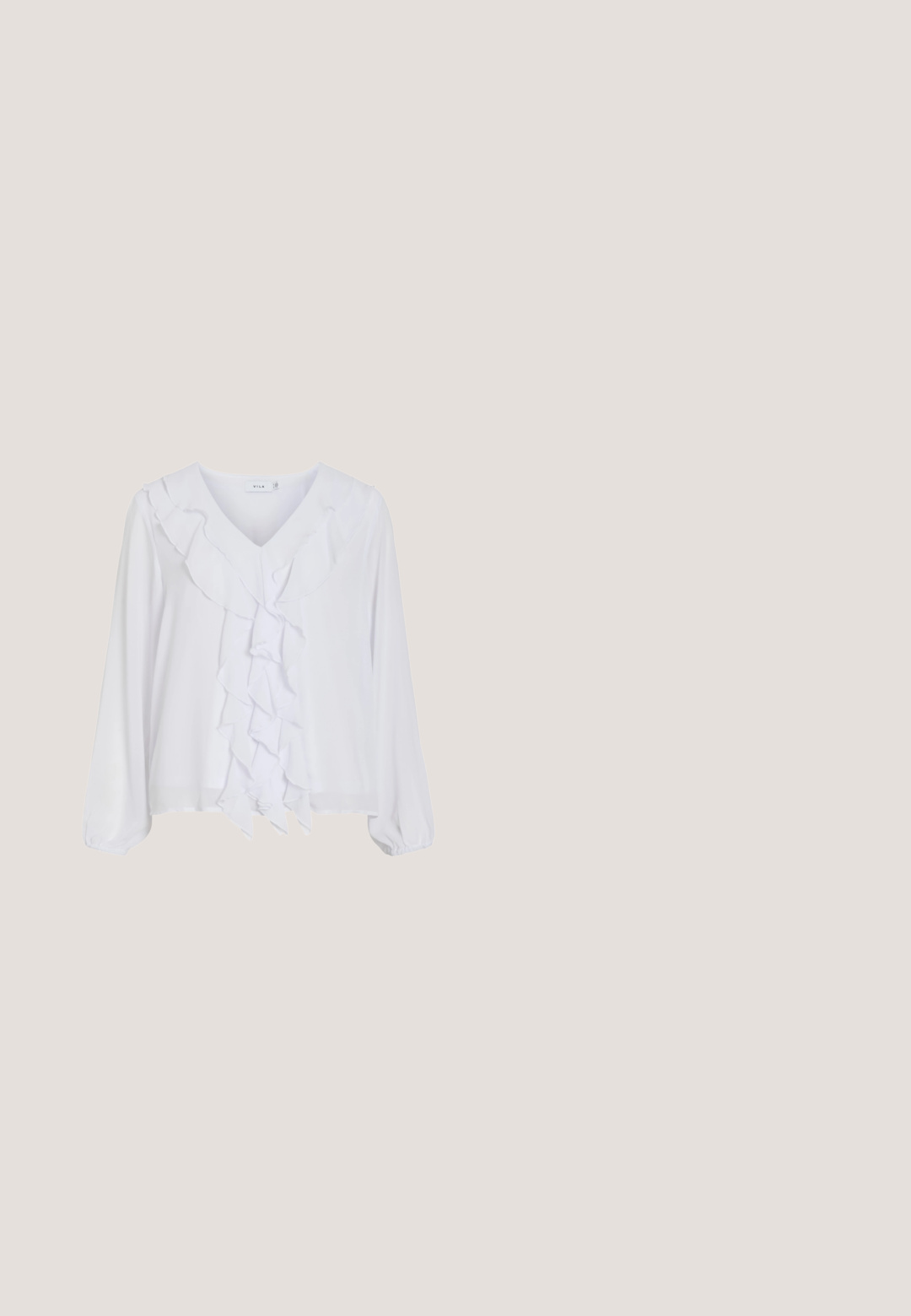 Hvid langærmet bluse med en flæset krave, glat tekstur og elastiske manchetter. Enkel, ren design der egner sig til forskellige anledninger.; Lyseblå, knælang nederdel lavet af gennemsigtig stof med elastisk talje og svajende design, der har bløde, transparente lag.; Ballerinasko med en gennemsigtig beige mesh-overdel og en satinrem, der har en rundet tå og en lav brun sål. Let og fleksibelt design.; Blød lyserød læderhåndtaske med afrundet håndtag, guldspænde og aftagelig rem, minimalistisk design, Furla-logo på forsiden.; Sølv kæd necklace med uregelmæssigt formede perler i forskellige størrelser, jævnt fordelt langs kæden med lukning af fjederlås.; Bredt hvidt korsetbælte med frontsnøring, metaløjer og lynlåslukning, vist mod en ensfarvet hvid baggrund.