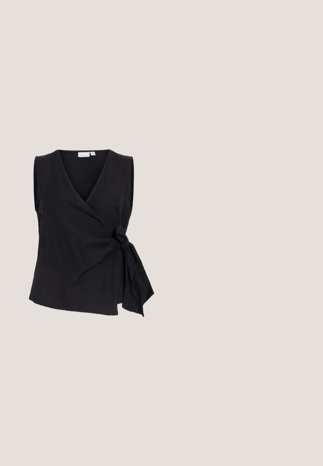 Schwarzes ärmelloses Wickeltop mit V-Ausschnitt und seitlicher Bindung aus weichem Stoff, mit dem Label "VILA" am Halsausschnitt.; Schwarze weit geschnittene Hose aus glattem Stoff, mit vorderen Falten und einem passenden schwarzen Gürtel mit einer silbernen Schnalle.; Schwarzer Leder High-Heel Slingback-Schuh mit spitzer Zehenpartie, dünnen Riemen und kleiner silberner Schnalle auf schlichtem weißem Hintergrund.; Schwarze Sonnenbrille mit glänzender Oberfläche, kantigem Design, dunklen Gläsern und einem rechteckigen Seitenakzent mit erhabenem Logo.; Schwarze Handtasche mit strukturiertem Design, ausgestattet mit einem oberen Griff, einem Schultergurt und dekorativen metallischen Nieten auf der Vorderseite.; Silberne herzförmige Ohrringe mit einem größeren Herzen unter einem kleineren Herzen. Glatte, reflektierende Oberfläche mit einem polierten Finish.