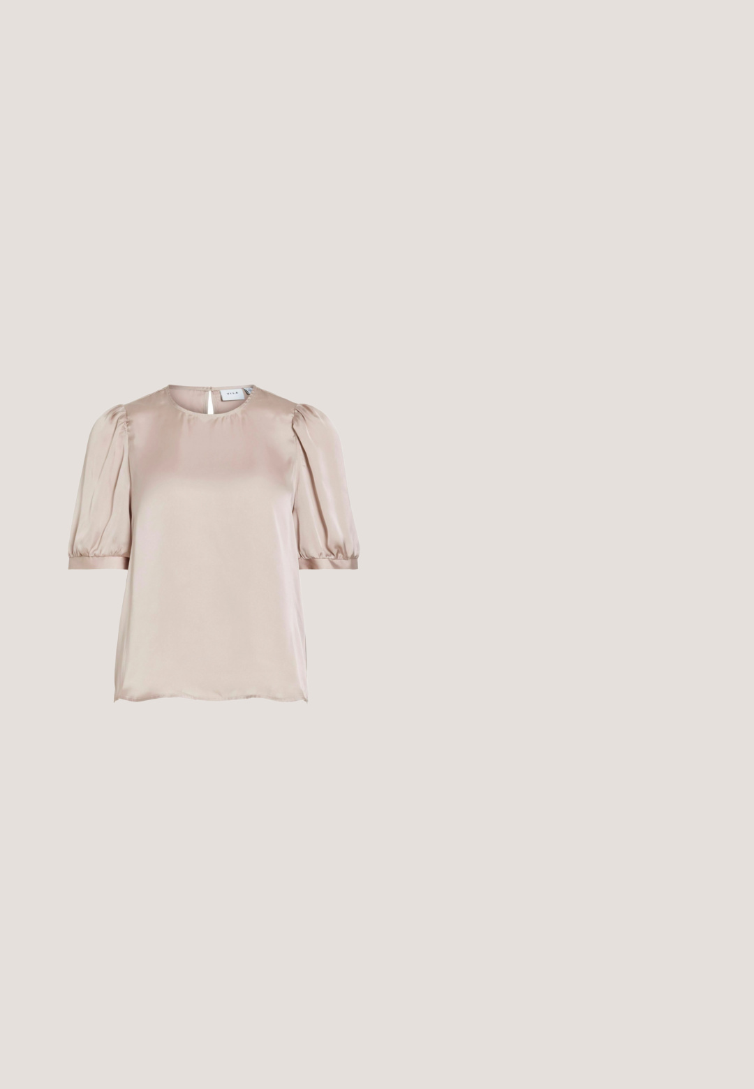 Zachte roze satijnen blouse met korte opgeblazen mouwen, ronde halslijn en een keyhole knoopsluiting aan de achterkant.; Witte rok van lichtgewicht stof, met een elastische tailleband, ruches en een volumineuze A-lijn vorm.; Crèmekleurige heeled sandaal met enkelbandje, open teen en blokhak. Gladde lederen textuur met een minimalistisch ontwerp.; Bruine gradient zonnebril met rechthoekige lenzen en slanke montuur. Beschikt over een glanzende afwerking met subtiele branding aan de zijkant.; Beige gestructureerde handtas met korte handgreep, gouden accenten, kettingriem en "Steve Madden" logo op de voorflap.; Gouden hoepel oorbellen versierd met kleine parels, met een uniek cirkelvormig ontwerp en een veilige post-sluiting.
