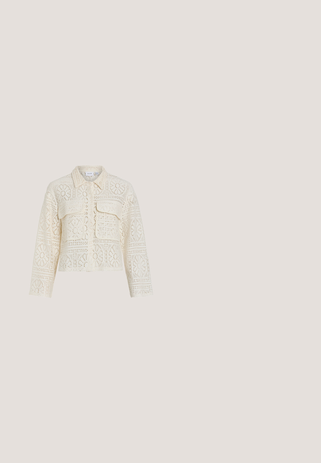 Veste en crochet à manches longues couleur crème avec motifs floraux, deux poches poitrine à rabat, fermeture boutonnée et col classique.; Jupe midi en velours côtelé marron avec une fente devant, poches latérales, fermeture à boutons et tissu texturé. Conçue pour un silouhette ajustée.; Botte de cheville en daim marron avec un bout pointu et un petit talon. Le design présente une texture lisse et un empeigne sans couture.; Sac fourre-tout en daim marron avec des franges d'un côté, doté d'une fermeture à boucle centrale, de deux poignées robustes et d'un design structuré.; Collier à plusieurs couches en ton doré présentant deux chaînes ; l'une avec un pendentif croix et l'autre avec un médaillon ovale, tous deux ornés de détails.; Ceinture tressée en cuir marron avec une boucle en métal argenté, finition texturée et design tressé. Accentuée d'une boucle en cuir avec logo.