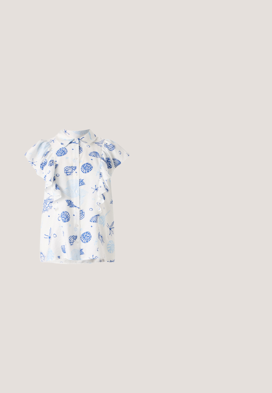 Camisa blanca de manga corta con un patrón de conchas marinas azules, con botones en la parte delantera y mangas acampanadas. Fabricada con un ligero tejido de algodón.; Pantalones de pierna ancha negros con una cinturilla elástica y cordón. Fabricados con un tejido suave sin patrones visibles ni elementos de metal.; Zapato plano puntiagudo de charol negro con corte lateral y pequeño lazo decorativo en el borde exterior.; Bolso de mano de cuero negro con forma curva, superficie texturizada, costuras frontales y un logo en tono dorado. Cuenta con una sola correa ajustable.; Pendientes de aro de plata con un patrón trenzado, que cuentan con una superficie texturada y un cierre de poste, diseño curvado y acabado pulido.; Cinturón de cuero negro con una hebilla de metal dorado, textura plana y un solo lazo; presenta un acabado suave y un diseño minimalista.