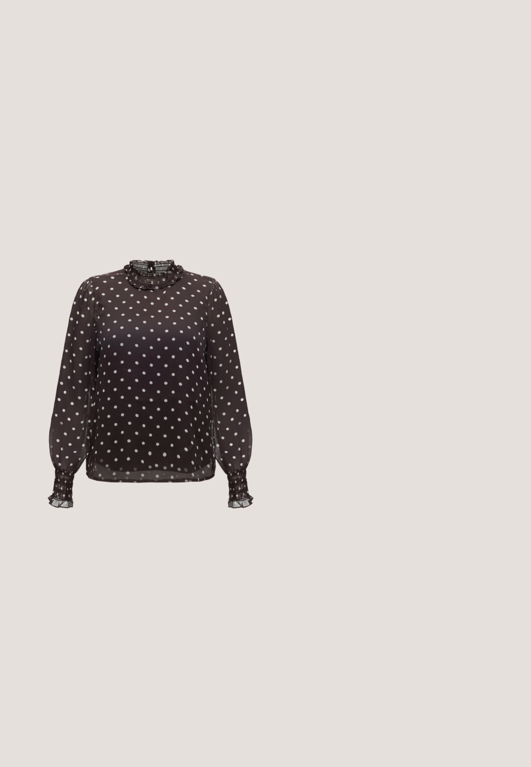 Zwarte doorschijnende blouse met witte polkadots, lange opgezette mouwen, gerimpelde hoge kraag en gerimpelde manchetten.; Zwarte faux leren mini rok met een wikkelvoorkant, bevestigd met een knoop aan de rechterkant, gladde textuur en een lichte glans.; Zwarte gepatineerde leren Mary Jane-schoen met een chunky hak, ronde neus en een bandje met een hartvormige gesp.; Bourgondische handtas van glanzend materiaal, rechthoekige vorm, met twee schouderbanden en subtiele gebogen accenten aan de voorkant.; Gouden creolen met grote, getextureerde bloemvormige hangers, getoond tegen een effen witte achtergrond.; Zwarte leren riem gerold met een ronde gesmeed gouden metalen gesp op een witte achtergrond.