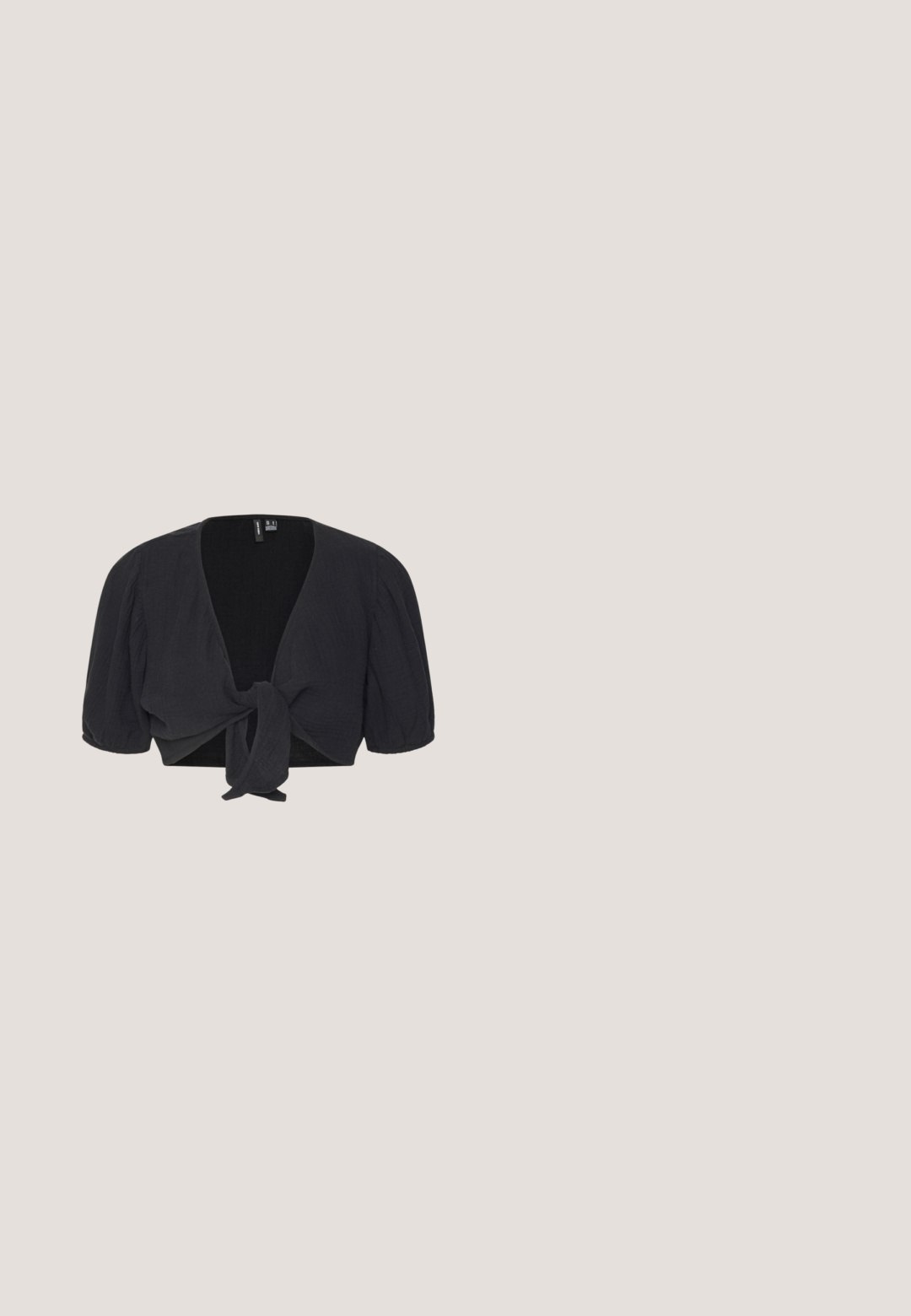 Vero Moda VMNATALI NIA KNOT - Pluus - black; Musthave mustriba püksid laia lühendatud jalaga, millel on sobivaist vöökoht ja voldid, et lisada tekstuuri ja vormi.; Roosa kõrge kontsaga kingad terava varbaga, satiinist viimistlus ja pahkluu rihm ristivooderdustega. Saledat siluetti ja õhuke konts.; Mustad ovaalsed päikeseprillid õhukeste kätega ja punase tooniga läätsedega, mis puhkavad valgel pinnal.; Läikiv, hõbedane metallist käekott ümarate kuju ja ovaalse lõikega sangaga, hõbedane ketist rihm ühetaustalisel helel taustal.; Hõbedane rõngas kõrvarõngas poleeritud viimistlusega, millel on väikesed kuldsed aktsendid ja ümmargune kuju, kantud lobus.