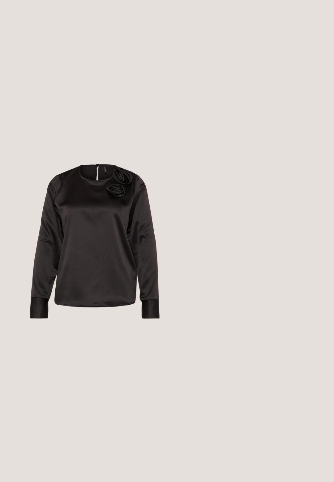 Vero Moda VMLIS O NECK ROSE - T-shirt à manches longues - black; Shorts en cuir noir avec une texture lisse, taille haute et une large ceinture avec une boucle rectangulaire en argent. Design plissé à l'avant.; Chaussure plate noire en cuir avec un bout pointu, dotée de deux lanières horizontales et de boucles carrées en argent, avec un faible talon et une texture lisse.; Sac d'épaule rectangulaire noir avec une sangle réglable unique et une fermeture éclair supérieure sur un fond uni.; Paire de boucles d'oreilles créoles moyennes argentées brillantes avec de fines attaches métalliques sur un fond clair et neutre.; Collier chaîne en argent avec deux chaînes superposées agrémentées de petits charms en forme de cœur régulièrement espacés le long de la chaîne inférieure.