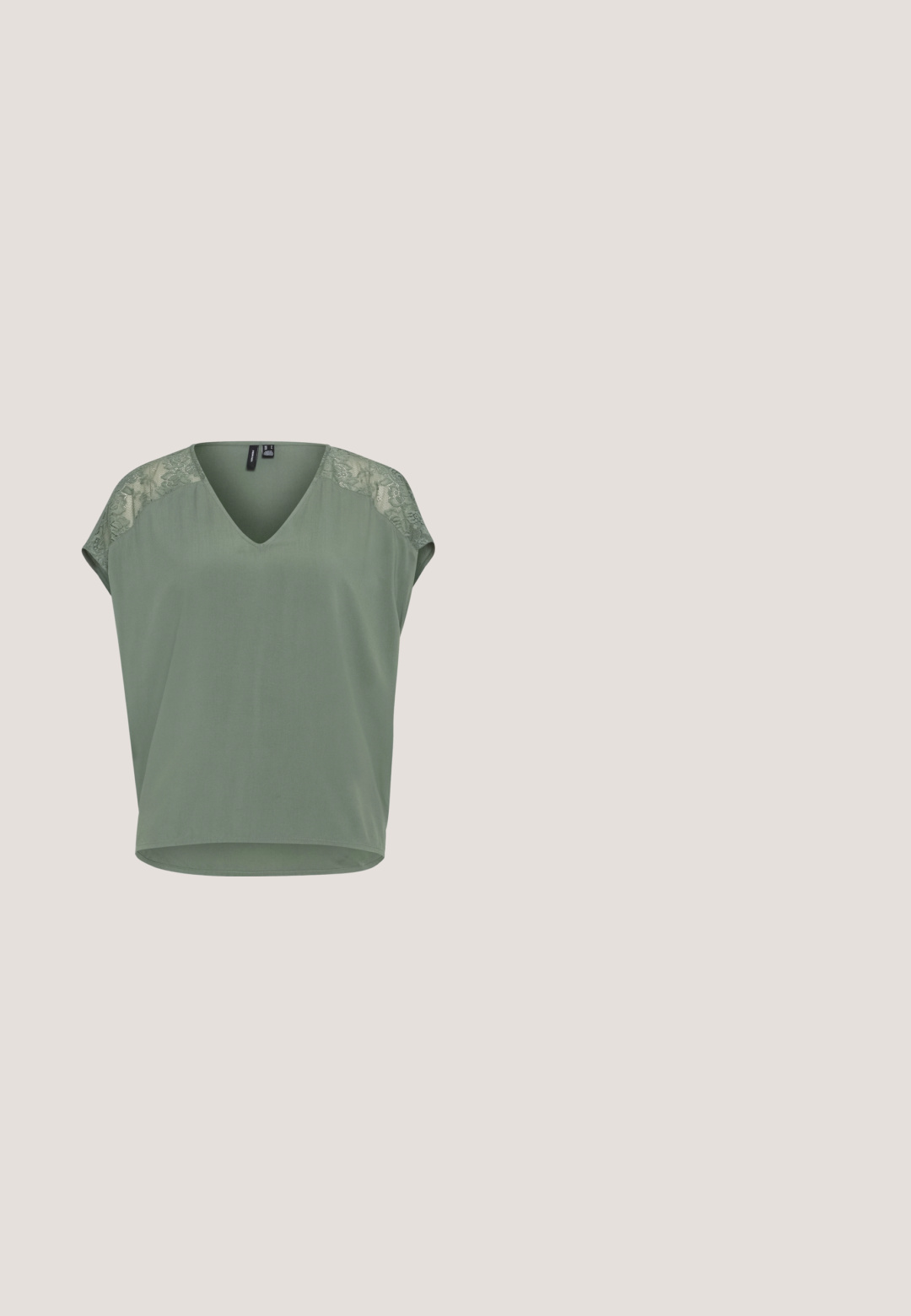 Zelený krátky rukáv top s výstrihom do V, hladkým materiálom a čipkovými detailmi na pleciach, s mierne zakriveným lemom.; ONLY Tall ONLFRY WIDE PANT - Kapsáče - dark grey melange; Čierne plátěné vysoké tenisky s bielymi šnúrkami, hrubou krémovou podrážkou, kontrastným šitím a zaobleným tvarom špičky.; Čierne slnečné okuliare s šedými sklami, so sieťovým vzorom malých kovových kamienkov pozdĺž rámov. Hladký povrch, ostrý dizajn.; Čierna obdĺžniková kabelka na rameno s jedným nastaviteľným remienkom a horným zipsom na jednofarebnom pozadí.; Viacvrstvový strieborný náhrdelník s dvoma reťazami; jedna s kruhovým príveskom a druhá s kvapkovým kryštálom.
