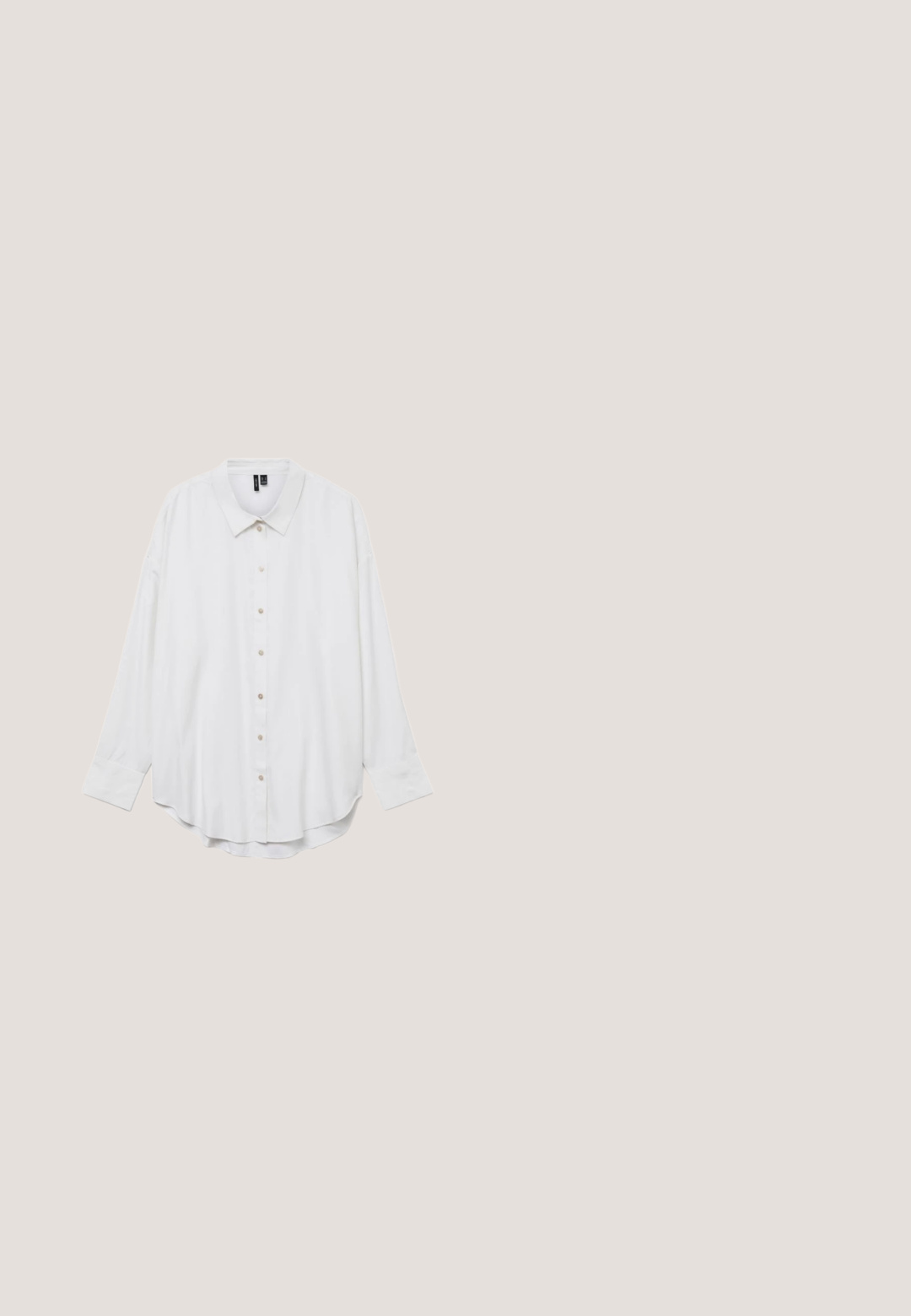 Chemise blanche à manches longues avec boutons, col pointu et ourlet arrondi, présentée sur fond blanc uni.; Jeans en denim bleu clair avec une coupe droite, cinq poches et un zip standard. Présente des coutures oranges et une texture légèrement délavée.; Chaussure Mary Jane en cuir noir avec un bout carré, un accent de boucle en argent et un talon bas épais, sur un fond argenté brillant.; Lunettes de soleil en métal noir avec des verres ronds, teintés foncés, branches fines et plaquettes de nez réglables, arborant un design minimaliste sans logo visible.; Sac à main en cuir noir avec une texture lisse. Dispose d'une bandoulière adjustable et d'un design élégant et minimaliste avec une fermeture éclair.; Boucles d'oreilles en argent avec un design allongé et épuré. Fabriquées en métal poli, présentant une texture lisse et un style minimaliste.