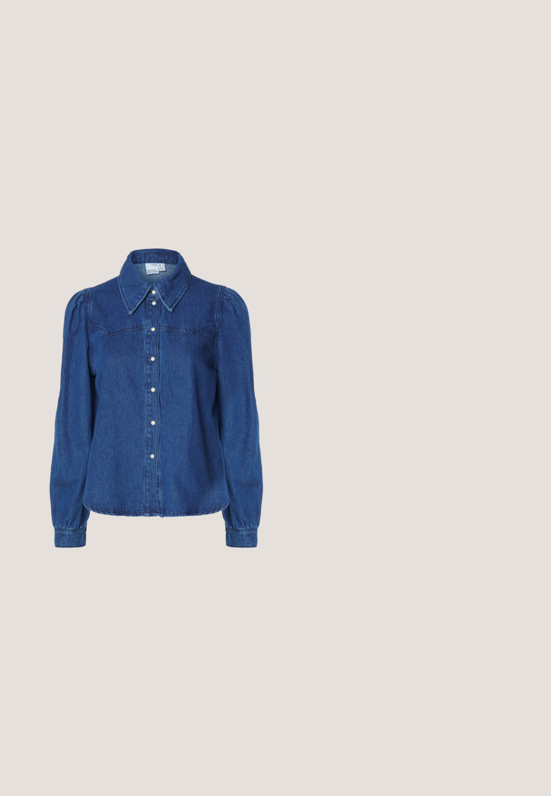 Denim-särg koos struktuurse krae, pikkade puffvarrukate ja nupuvajutusega esiosaga. Tume sinine kangas, millel on õrn tekstuur ja hästi istuv vöökoht.; Tumedate sinised sirged teksad, valmistatud denimist, millel on oranž õmblus, ees nupuga sulgemine ja kaks tagataskut.; Burgundia nahkaste pahkluu saapad terava ninaga, dekoreeritud pandla ja sihvaka, kitseneva siluetiga ning madala kitten kontsaga.; Mustad ristkülikukujulised päikeseprillid tumedate läätsedega ja templil logoga, mis on valgel pinnal.; Mustast nahast risti kehaga kott reguleeritava rihma ja kuldse pannalde detailiga tavalise heleda tausta peal.; Kuldsetest rõngakujulistest kõrvarõngastest, millest igaühel ripub üks valge pärl ning väike litritega detail heledal taustal.